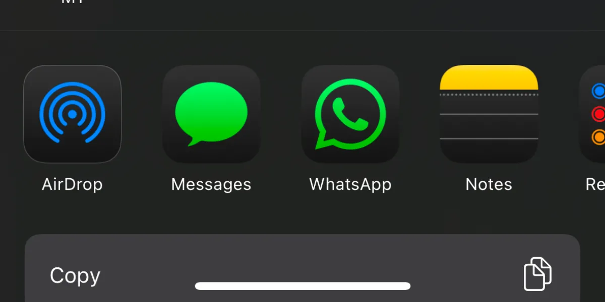 Ảnh chụp màn hình menu AirDrop với các biểu tượng ứng dụng đã được áp dụng chế độ tối.