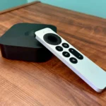 Apple TV và điều khiển từ xa, minh họa cho khả năng chạy ứng dụng giả lập