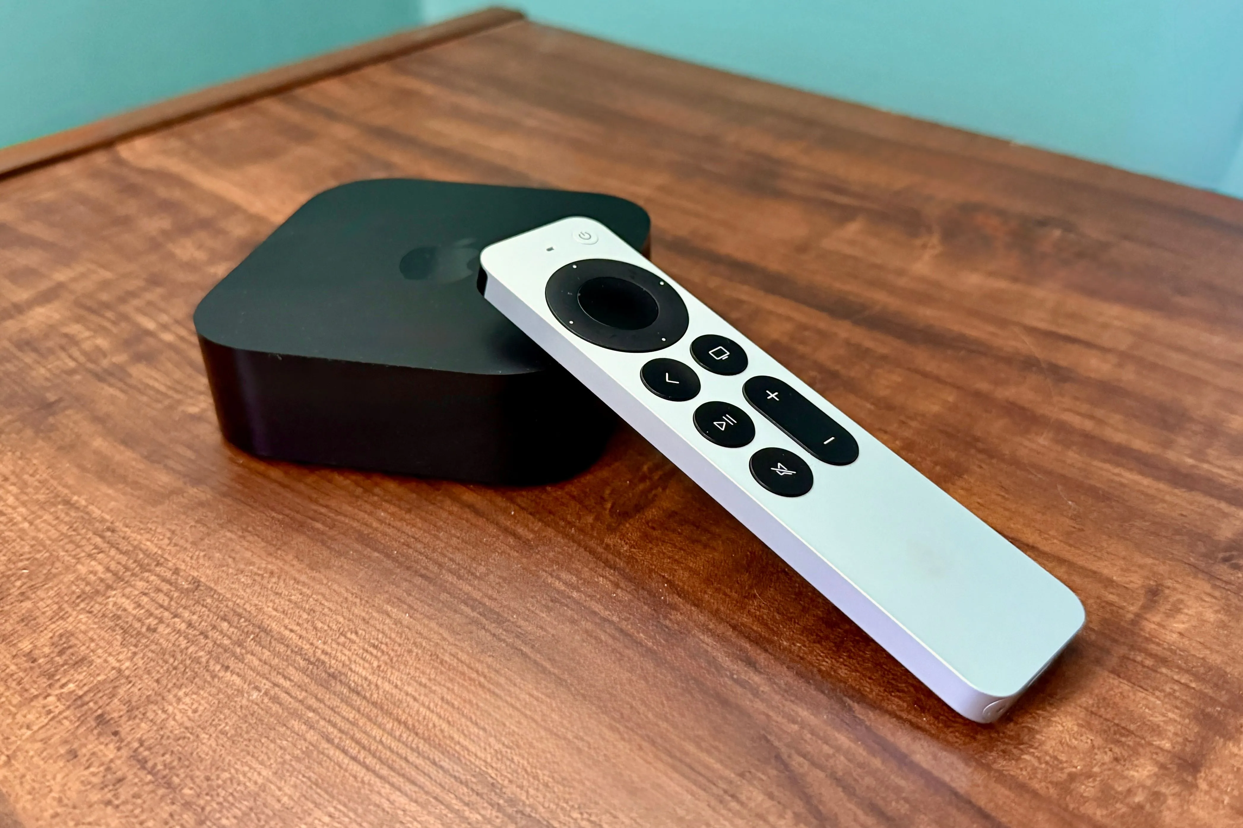 Apple TV và điều khiển từ xa, minh họa cho khả năng chạy ứng dụng giả lập