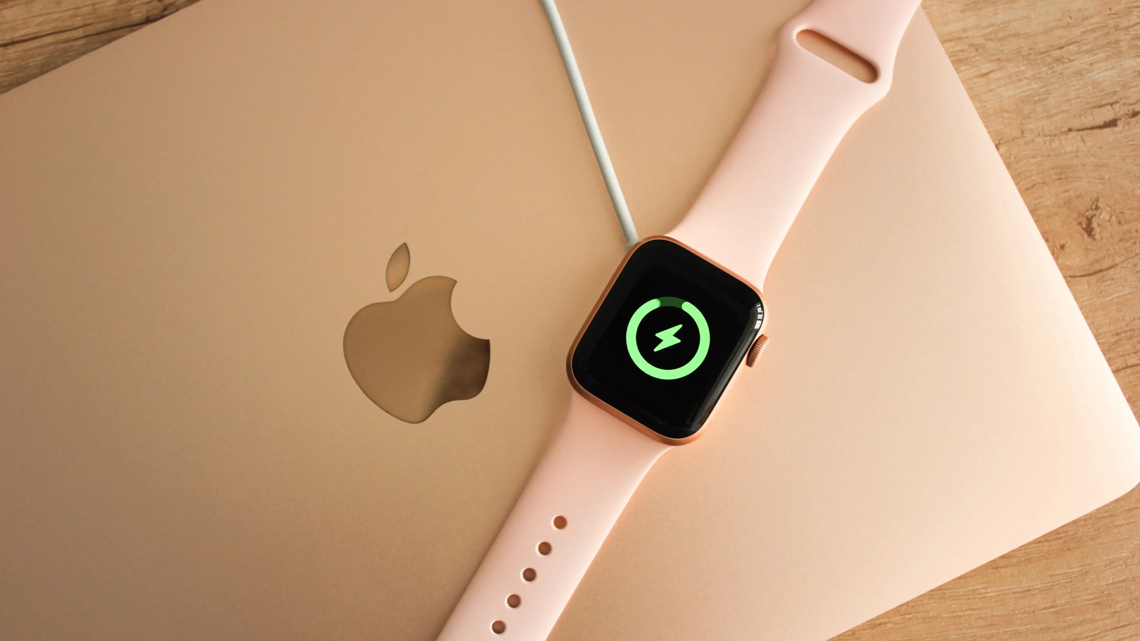 Apple Watch đang được đặt trên bàn phím của MacBook Air, minh họa tính năng mở khóa tự động Auto Unlock.