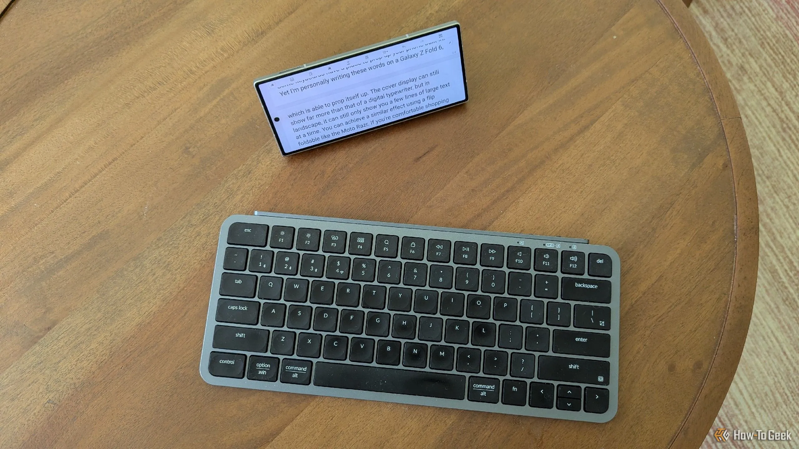 Bàn phím Bluetooth kết nối với điện thoại Galaxy Z Fold, tạo thành bộ đôi lý tưởng cho việc viết lách không xao nhãng.