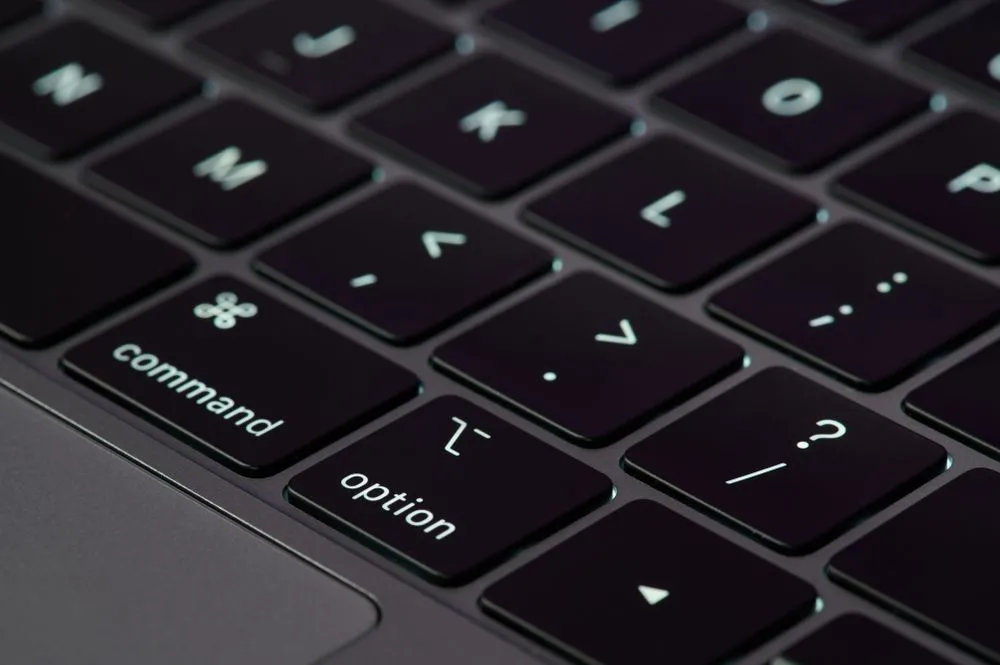 Bàn phím cánh bướm trên MacBook Pro (2016-2019) cho thấy các phím thấp và phẳng, dễ bị kẹt bụi.
