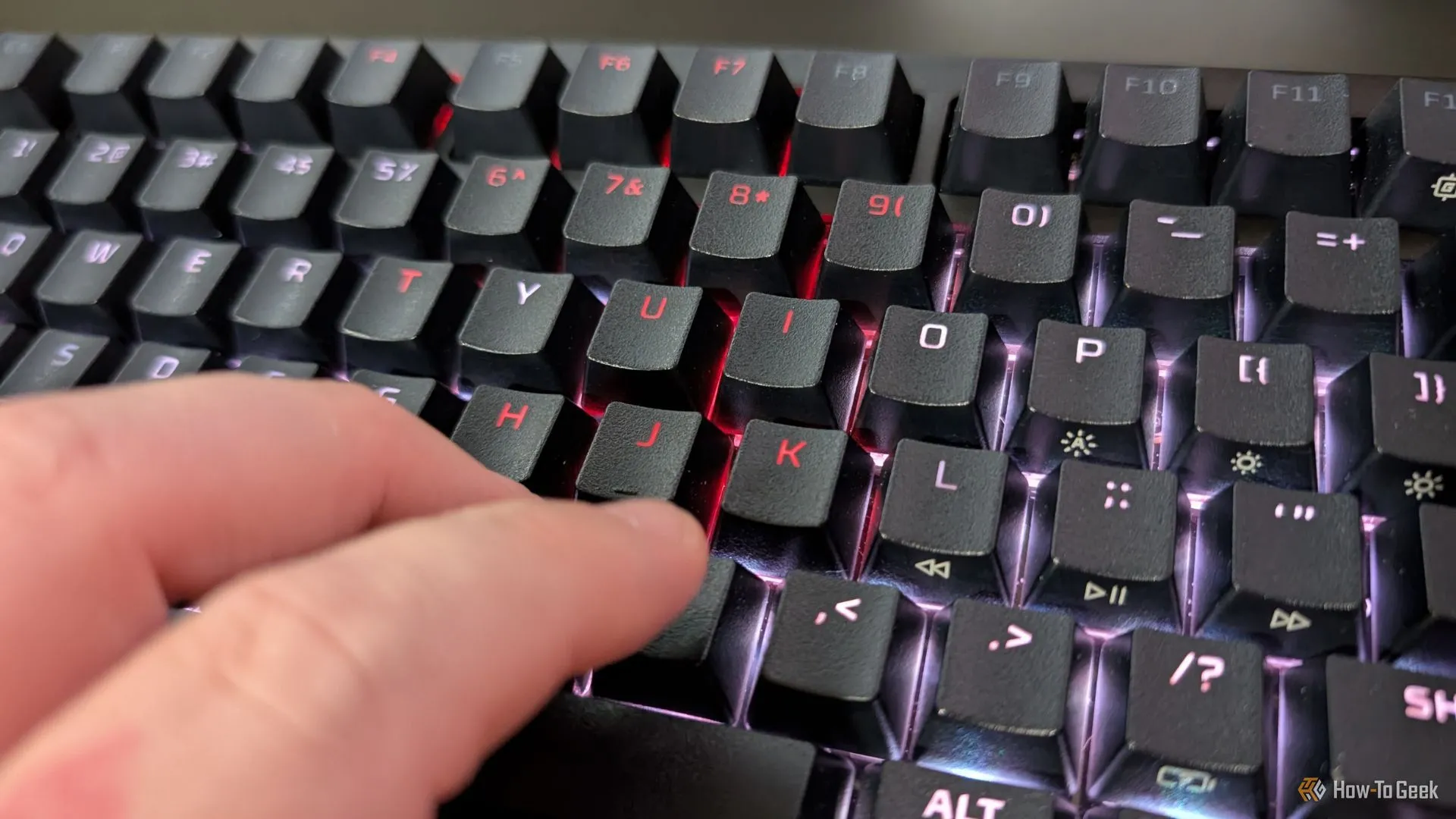 Bàn phím cơ HyperX Alloy Rise 75 với đèn RGB động, tượng trưng cho công cụ hỗ trợ lập trình hiện đại.