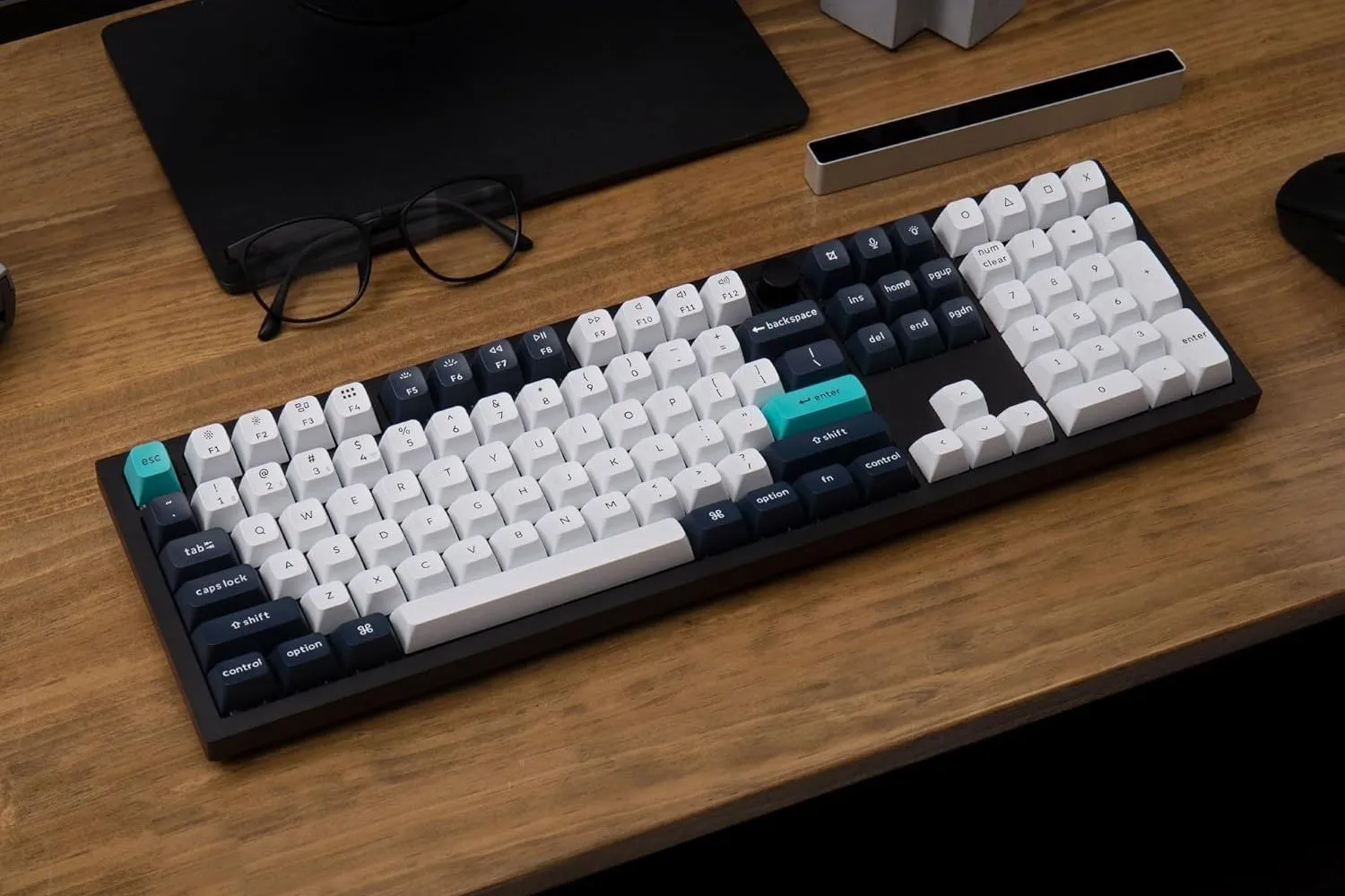 Bàn phím cơ Keychron Q6 Max trên bàn làm việc, gợi ý lựa chọn bàn phím chất lượng cho trải nghiệm gõ phím thoải mái và hiệu quả.