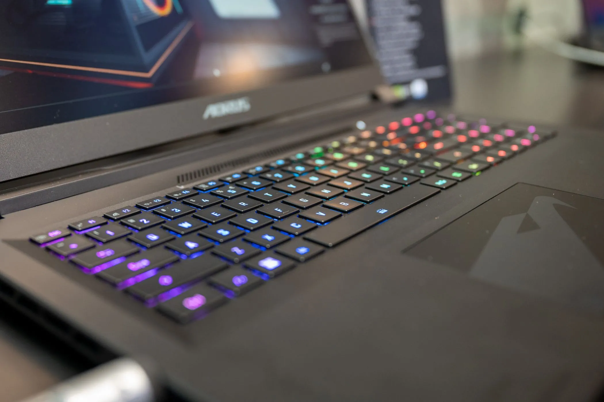 Bàn phím RGB của laptop gaming Gigabyte Aorus đang sáng.