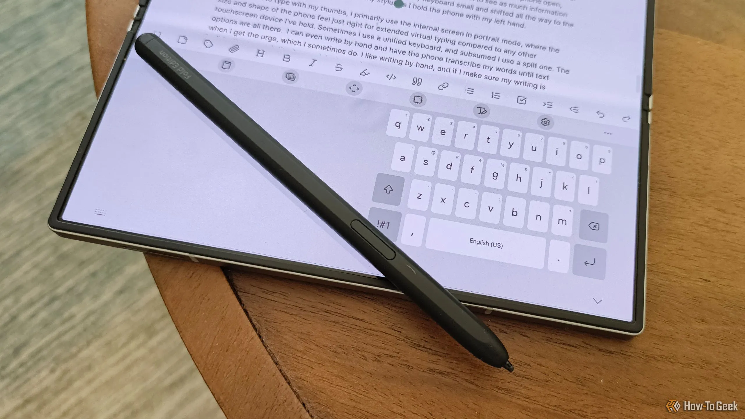 Bàn phím Samsung Keyboard được tùy chỉnh nhỏ hơn và lệch sang phải trên màn hình ngang của Galaxy Z Fold 6, tối ưu cho việc sử dụng bút cảm ứng S Pen.