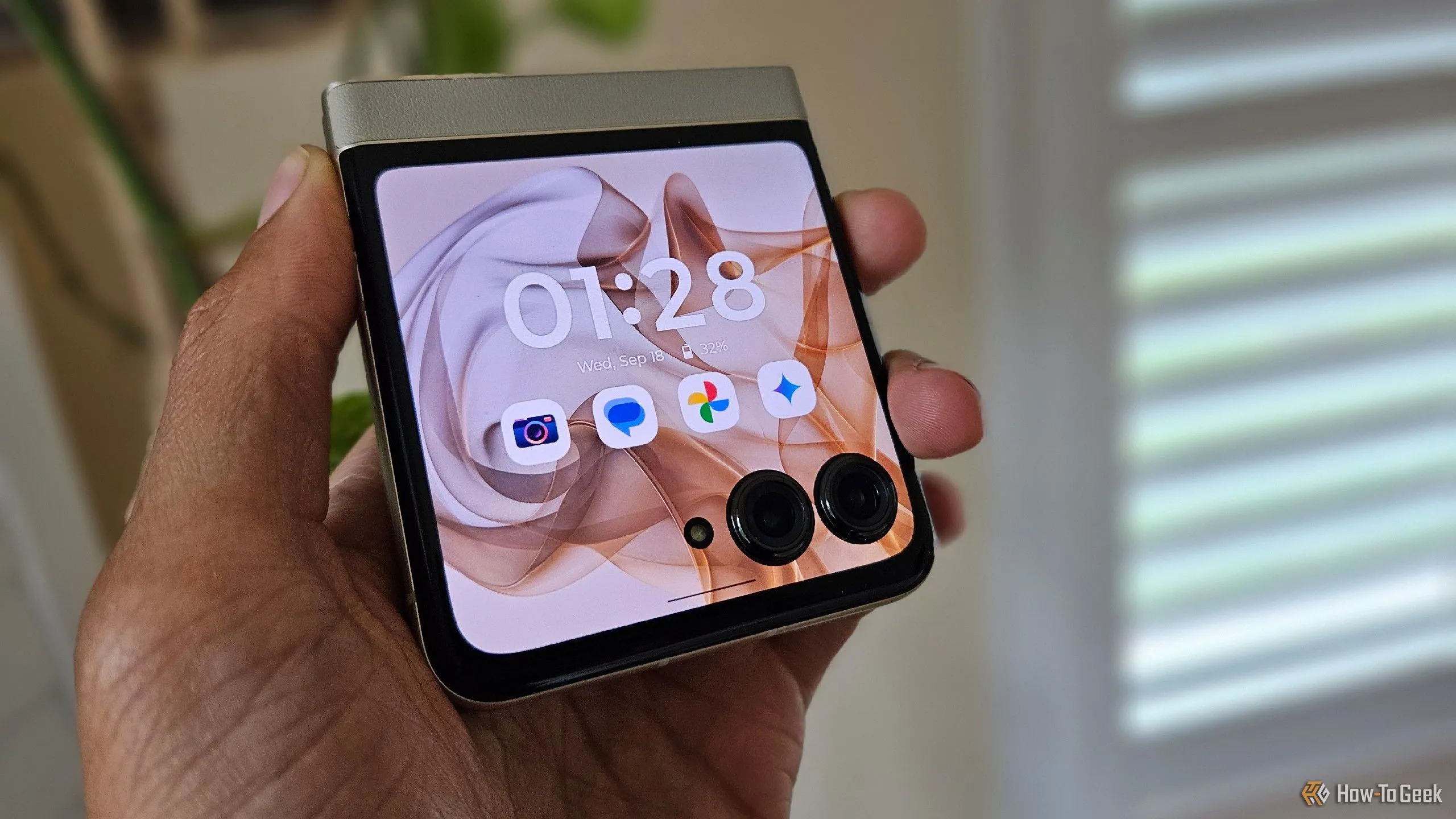 Bàn tay đang cầm điện thoại gập Moto Razr 2024 khi gập lại, nổi bật kích thước nhỏ gọn và tiện lợi khi bỏ túi.