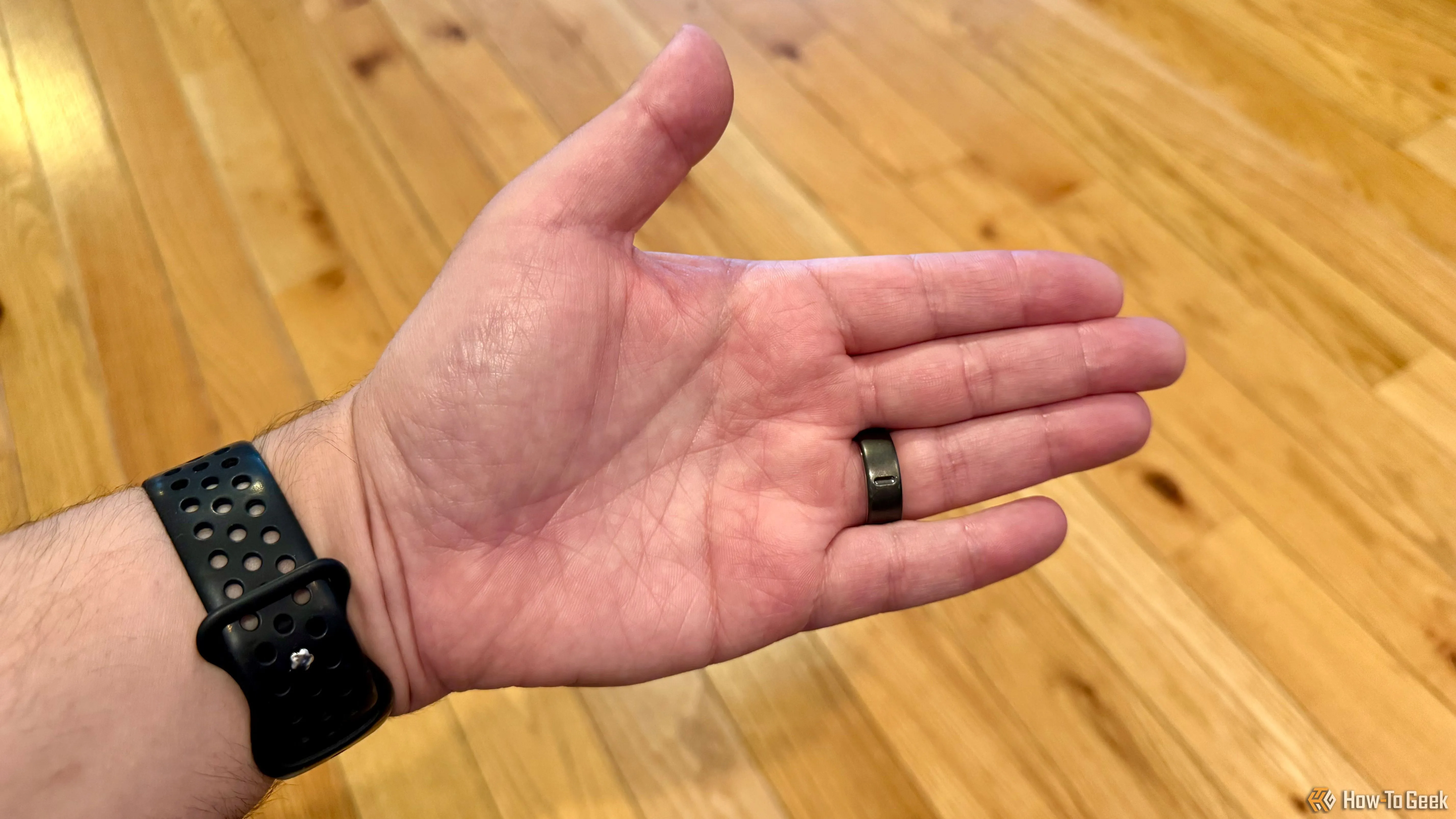 Bàn tay duỗi thẳng cho thấy lòng bàn tay và mặt dưới của Oura Ring 4