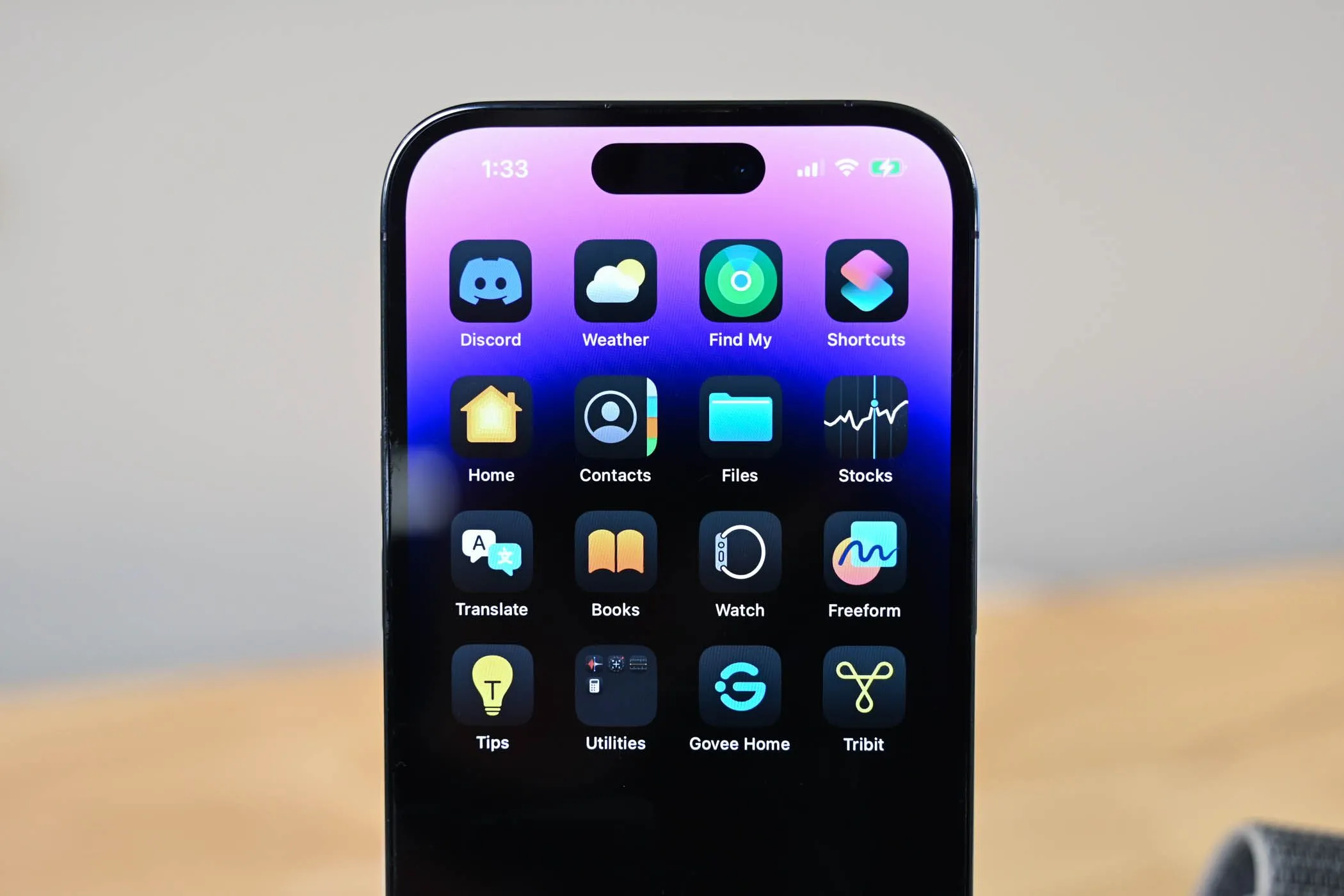 Biểu tượng Dark Mode trên màn hình chính iPhone hiển thị sự không nhất quán giữa nền và icon
