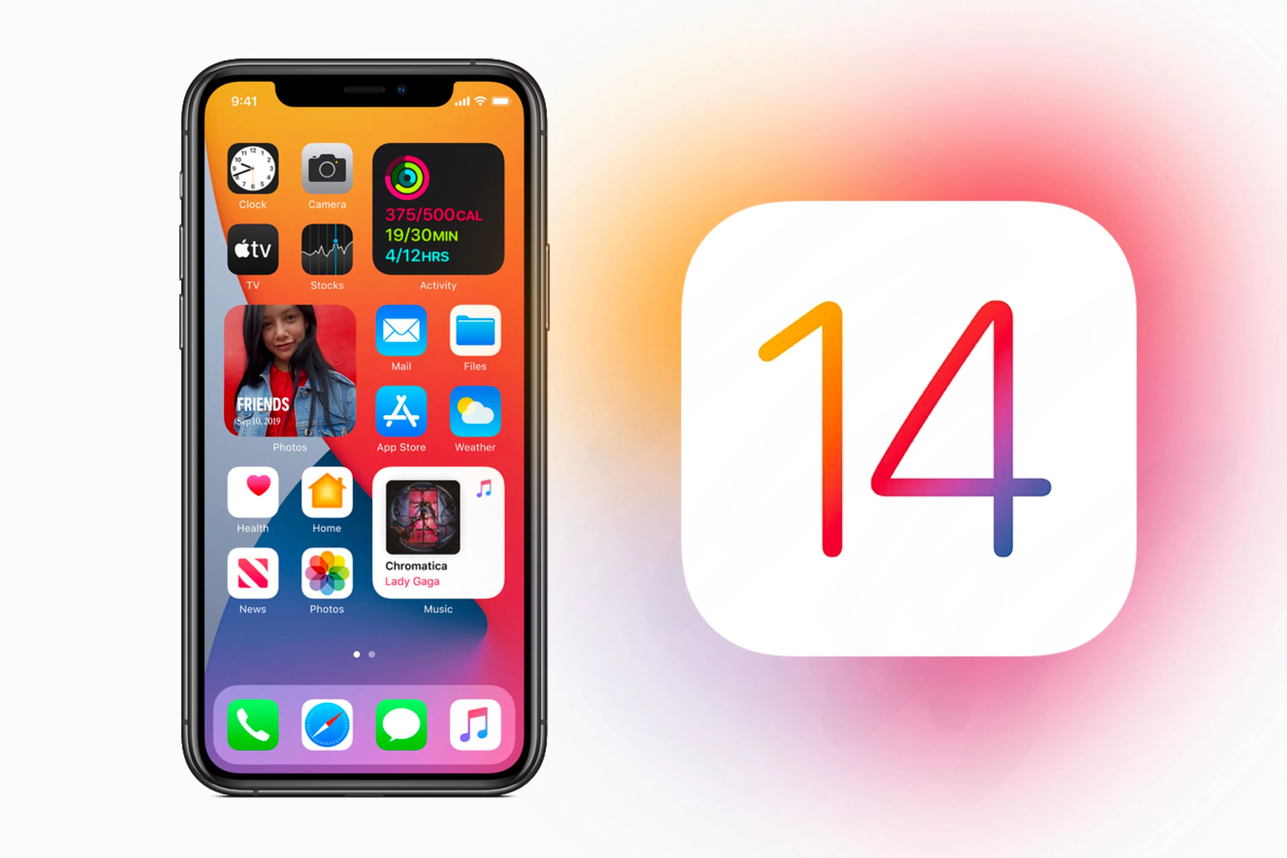 Biểu tượng iOS 14 bên cạnh màn hình iPhone hiển thị giao diện tùy biến với widget và các icon ứng dụng được sắp xếp lại.