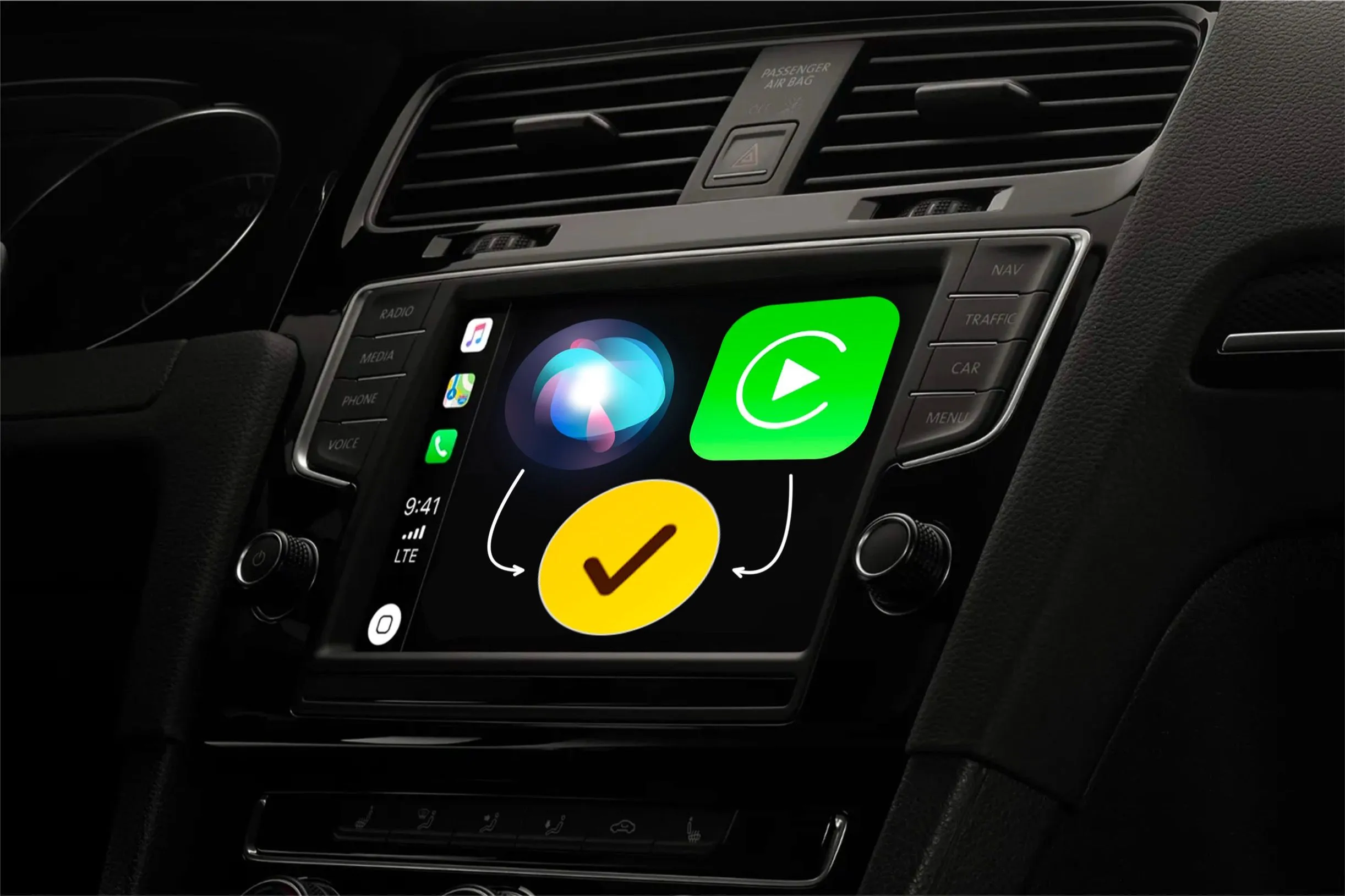 Biểu tượng Siri, Check In và CarPlay hiển thị trên màn hình giải trí trong ô tô.