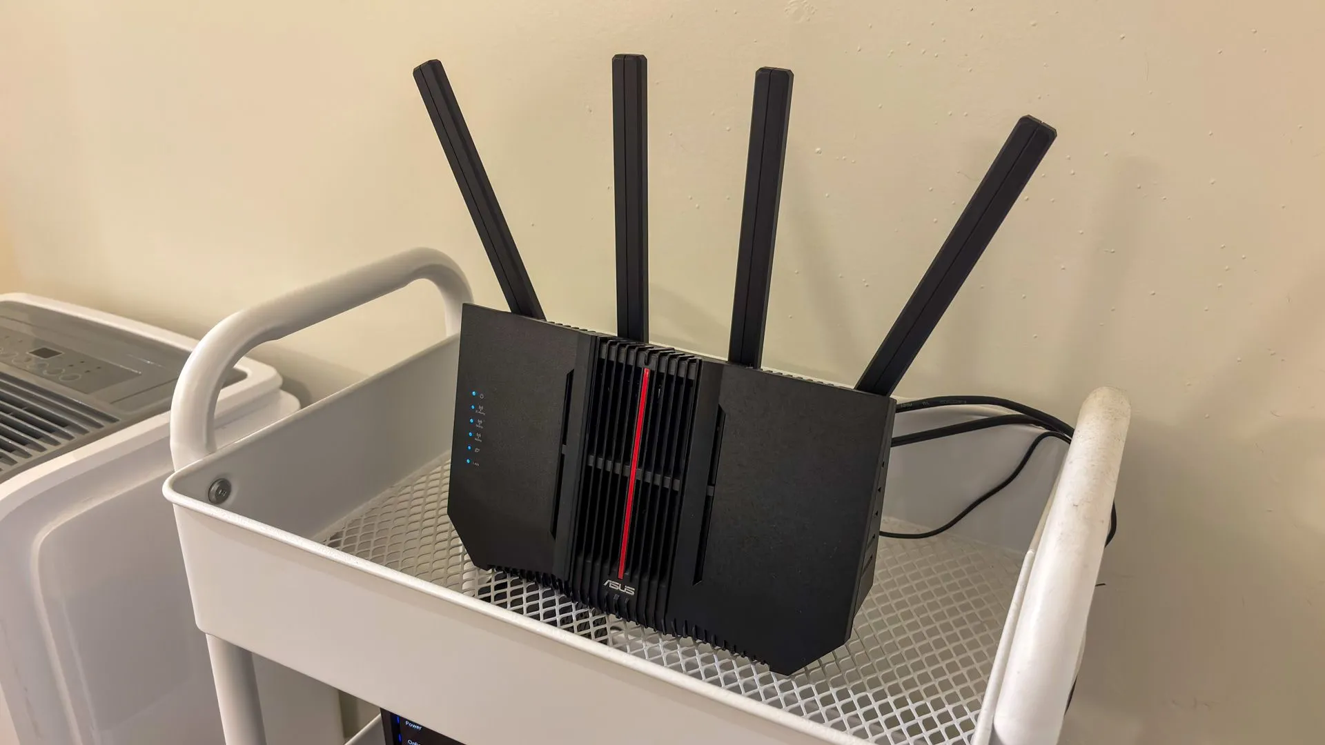 Bộ định tuyến ASUS trên kệ, biểu tượng cho kết nối Wi-Fi