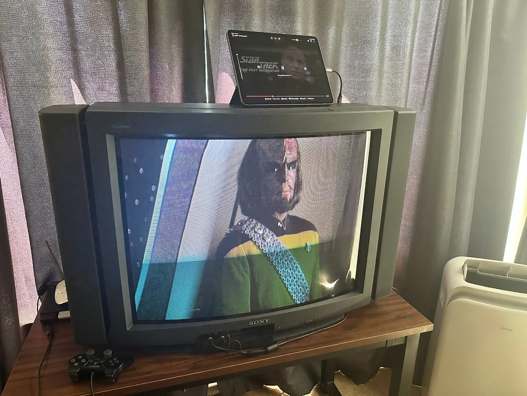Bộ phim Star Trek được chiếu trên TV CRT cổ điển thông qua iPad, minh họa khả năng xuất hình.