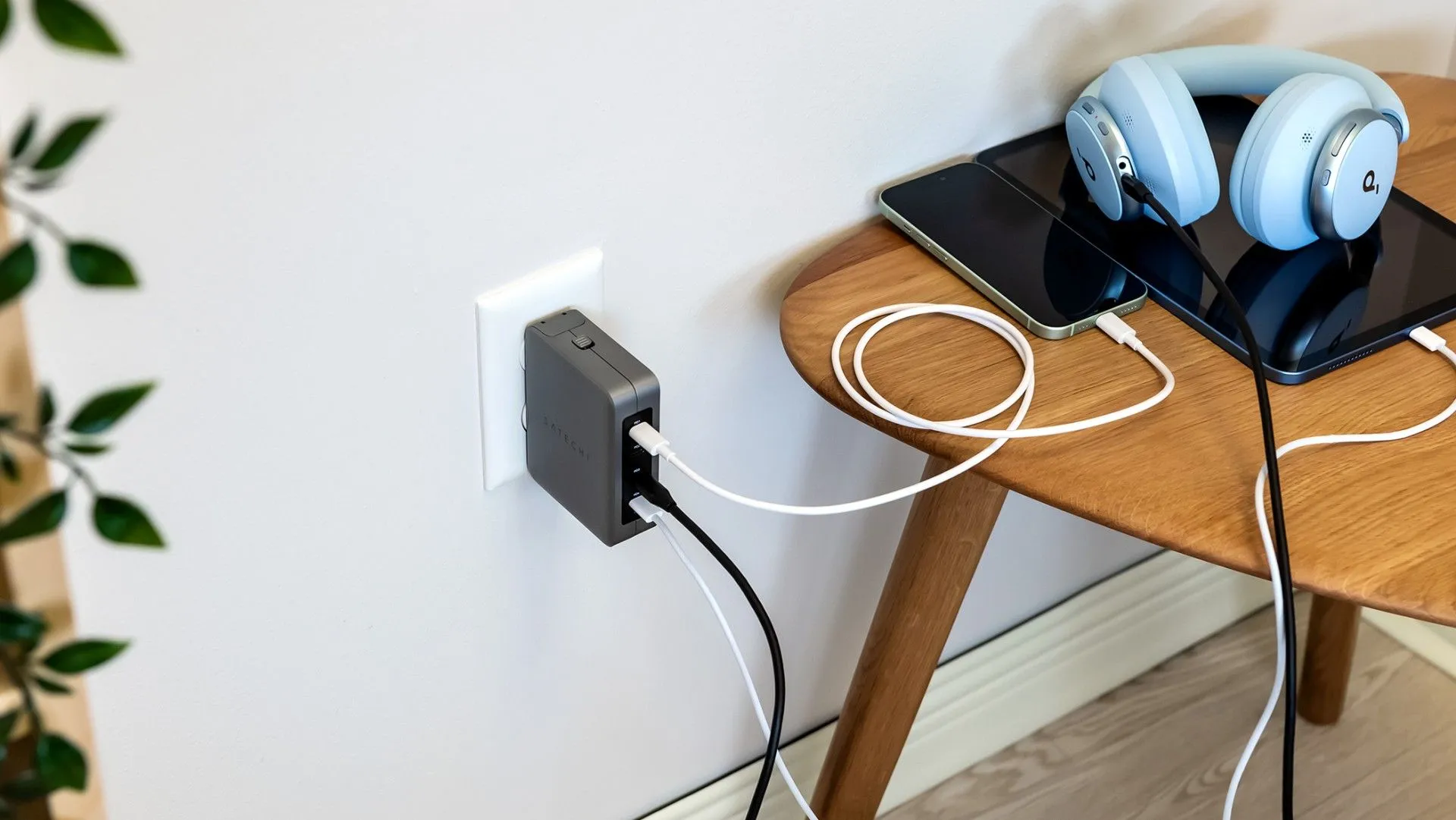 Bộ sạc nhanh đa cổng Satechi 145W GaN sạc cùng lúc nhiều thiết bị công nghệ.