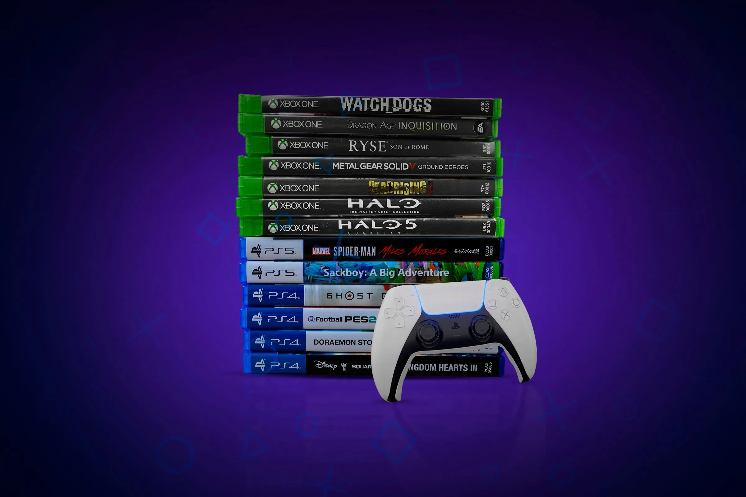 Bộ sưu tập các đĩa game Xbox và PlayStation xếp chồng lên nhau, cùng tay cầm PS5 tượng trưng cho kho game khổng lồ của game thủ.