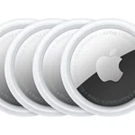 Bốn chiếc Apple AirTag màu trắng, thiết bị định vị nhỏ gọn giúp tìm kiếm đồ vật thất lạc dễ dàng thông qua ứng dụng Find My.