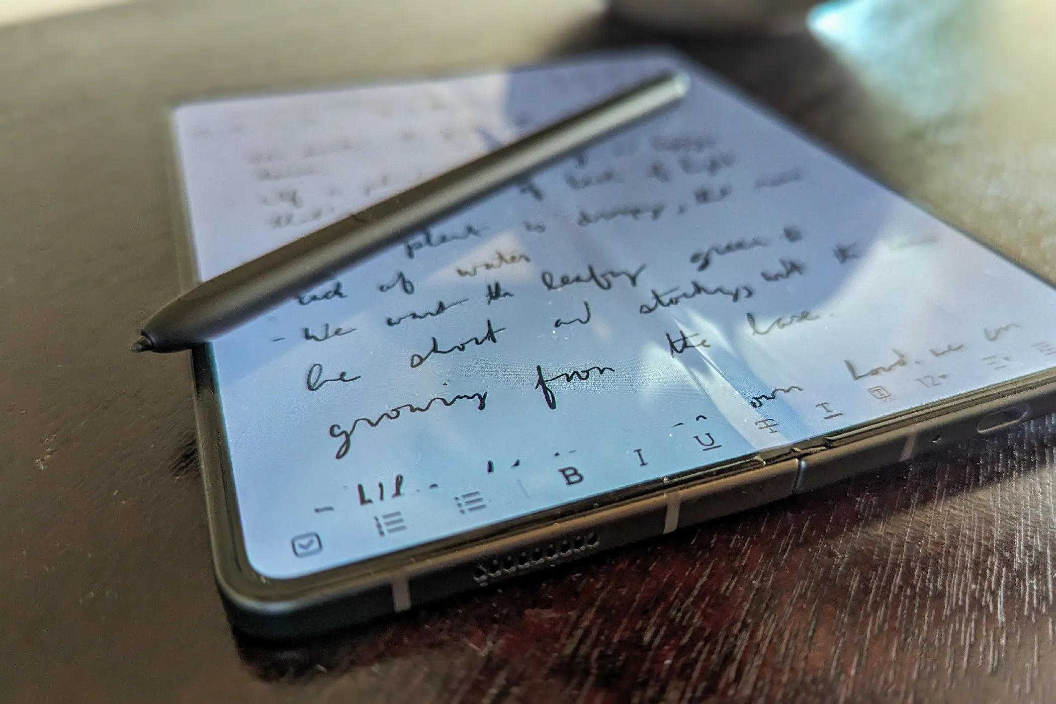 Bút S Pen được đặt trên màn hình gập của Samsung Galaxy Z Fold 5, minh họa khả năng hỗ trợ bút cảm ứng.