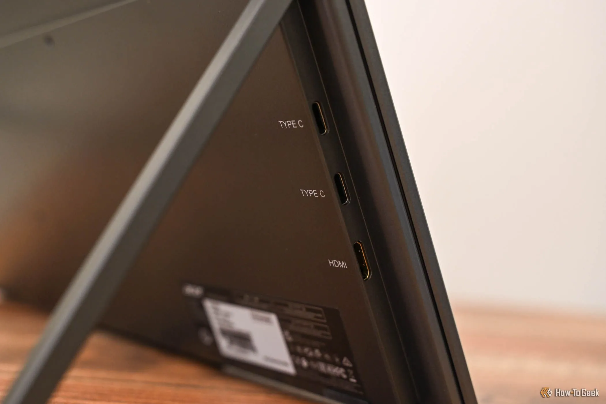 Các cổng kết nối trên màn hình di động Acer PD163Q, minh họa vấn đề kết nối phức tạp
