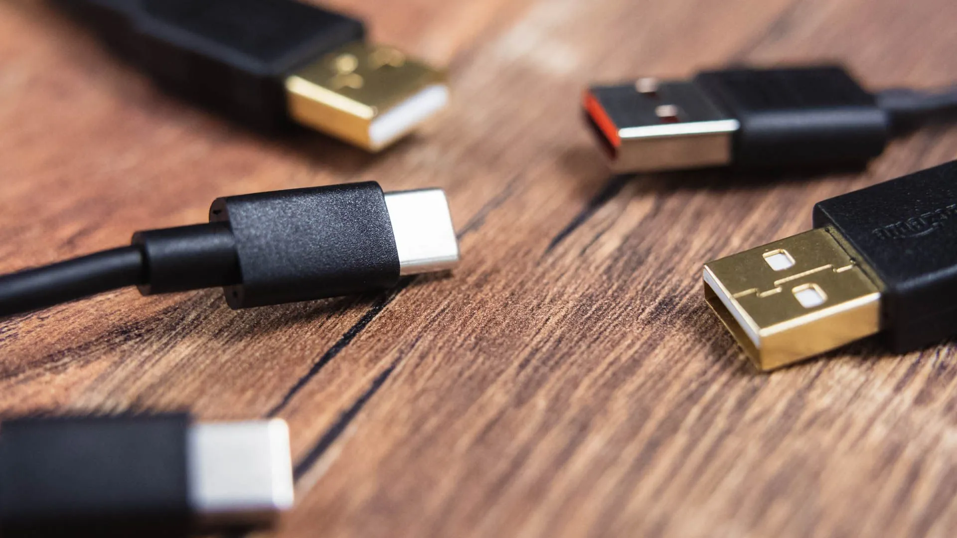 Các đầu nối cáp sạc USB-A và USB-C cho iPhone và thiết bị công nghệ.