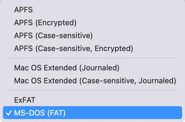 Các tùy chọn định dạng tệp trong menu của Tiện ích Đĩa macOS, bao gồm MS-DOS (FAT).