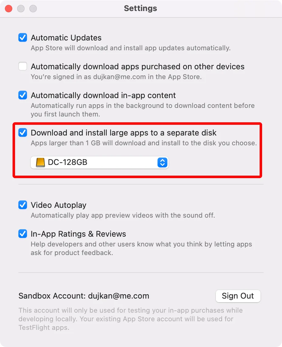Cài đặt Mac App Store trên macOS Sequoia 15.3, hiển thị tùy chọn &quot;Tải về và cài đặt các ứng dụng lớn vào một ổ đĩa riêng&quot; đã được bật.