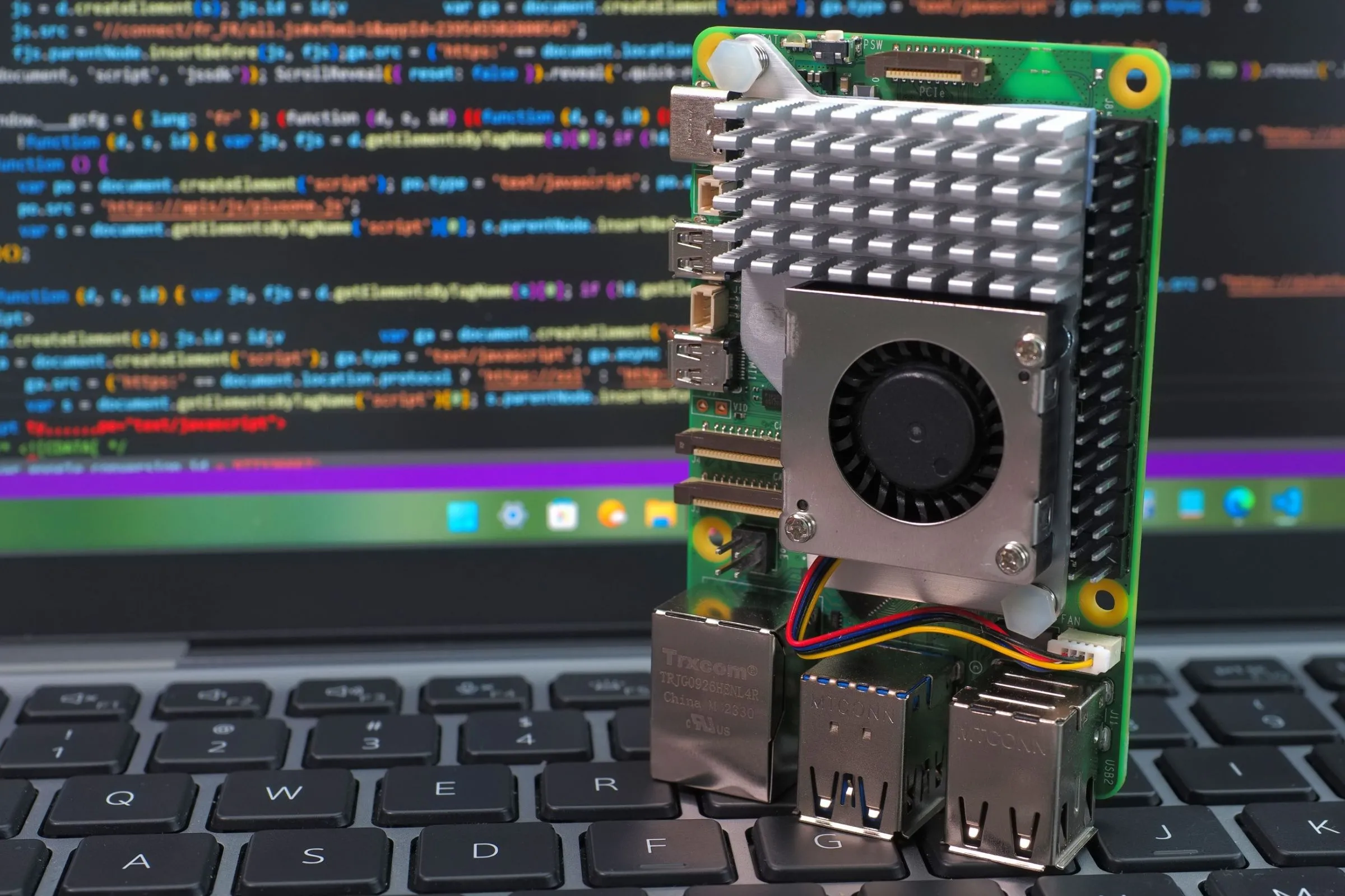 Cận cảnh một Raspberry Pi 5 đặt trên bàn phím máy tính xách tay.