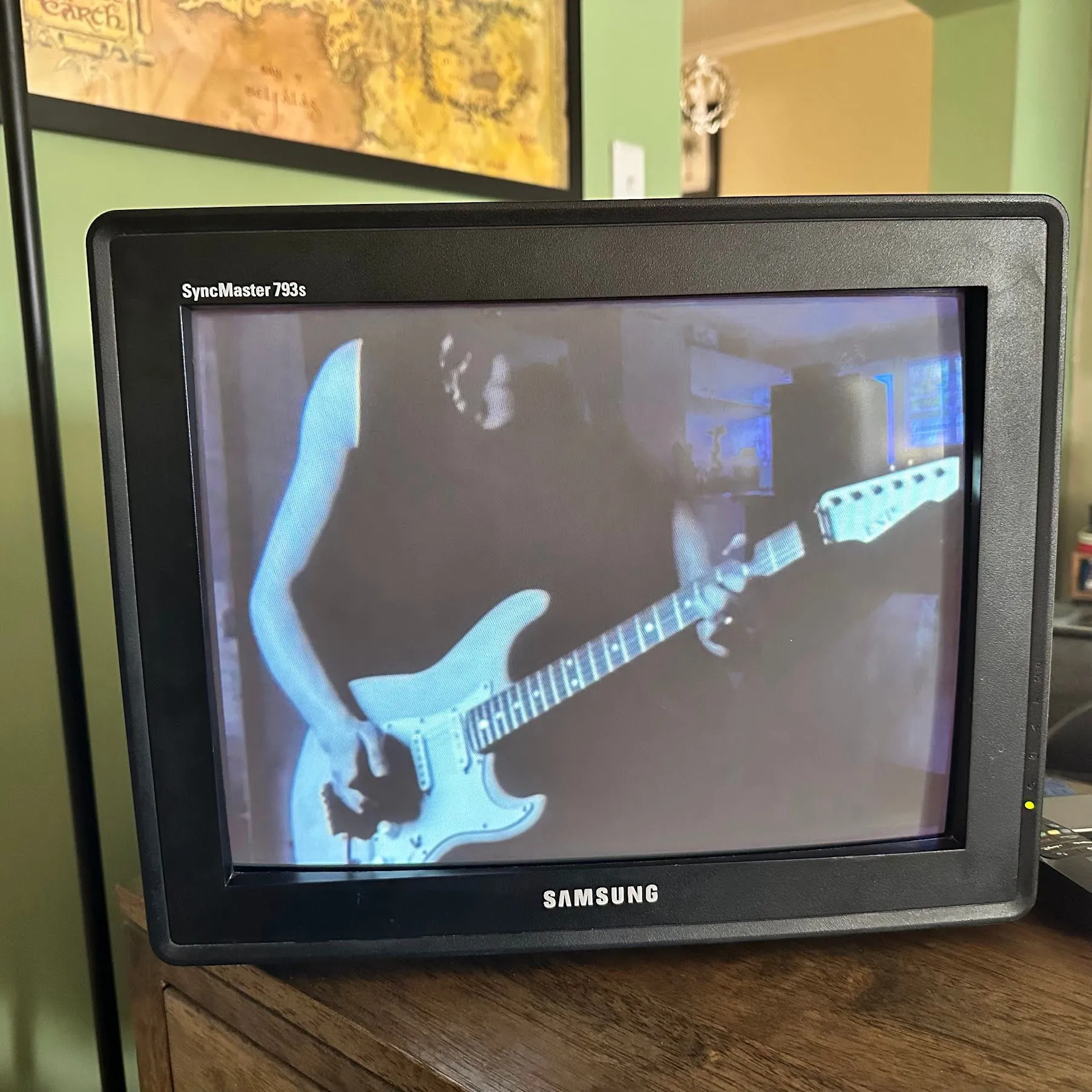 Cảnh từ video nhạc &quot;One&quot; của Metallica hiển thị trên màn hình CRT.