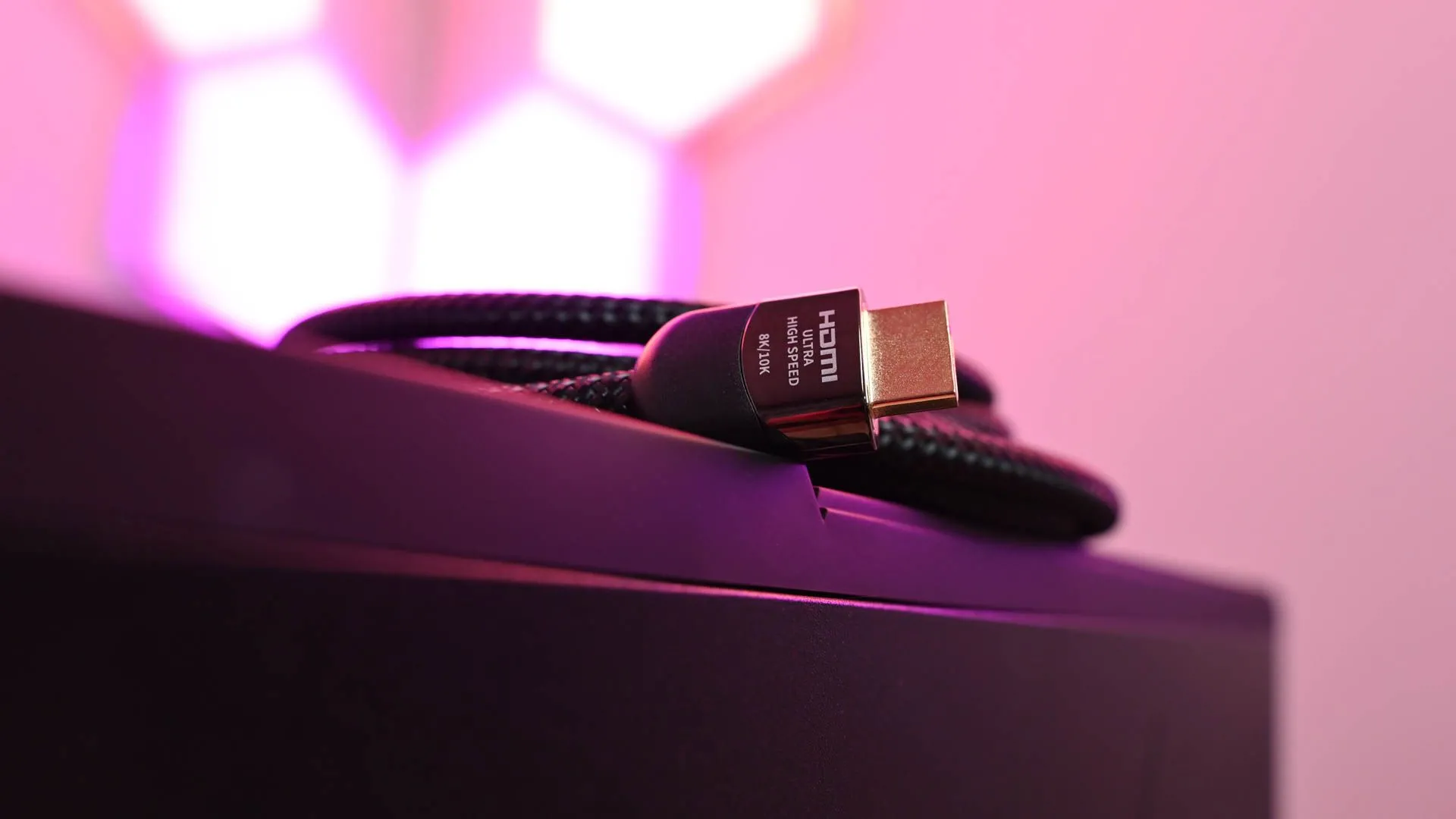 Cáp HDMI màu đen được đặt trên thân máy tính, minh họa cho việc bán thêm phụ kiện.