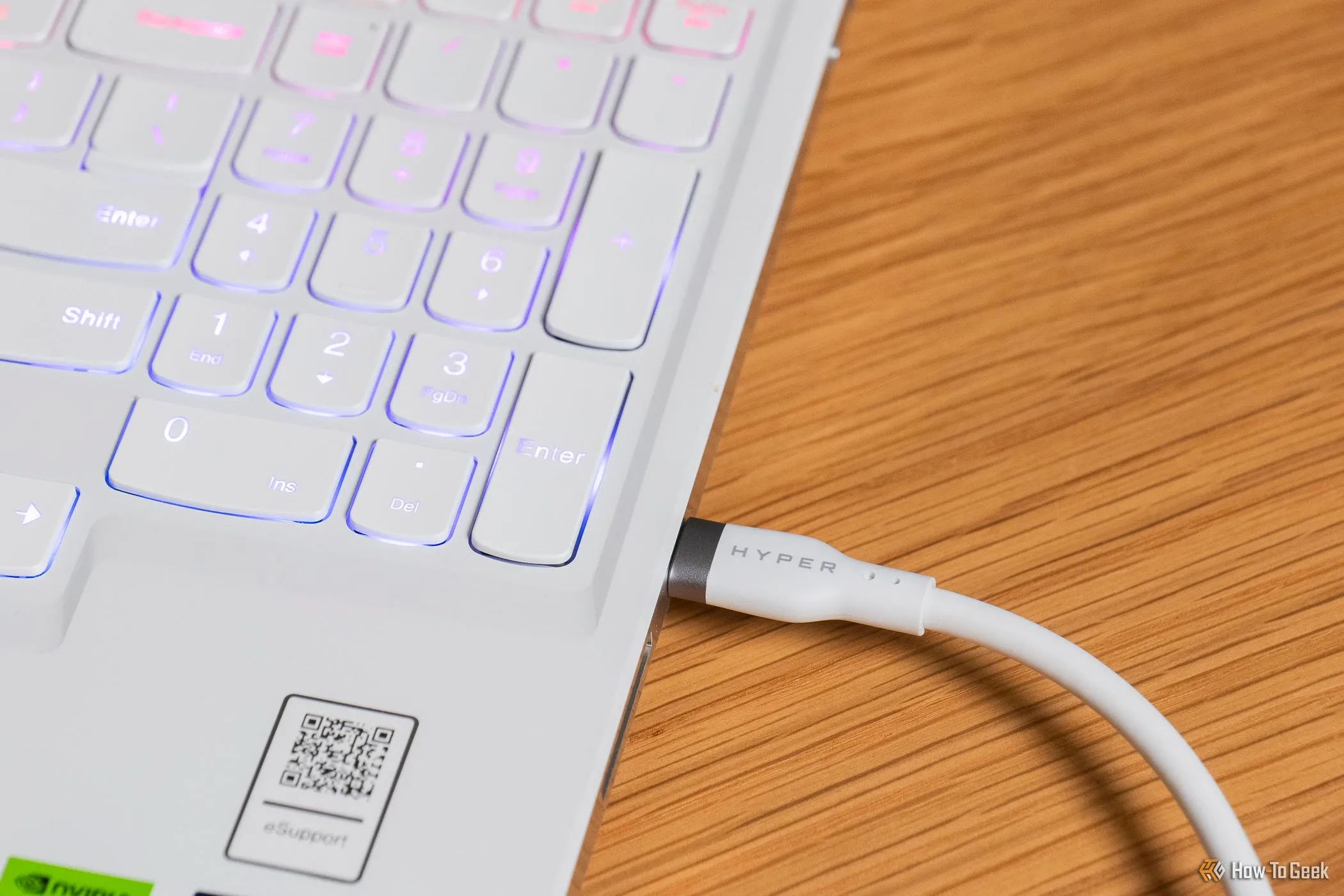 Cáp USB-C HyperJuice 240W Silicone được cắm vào cổng USB-C của laptop