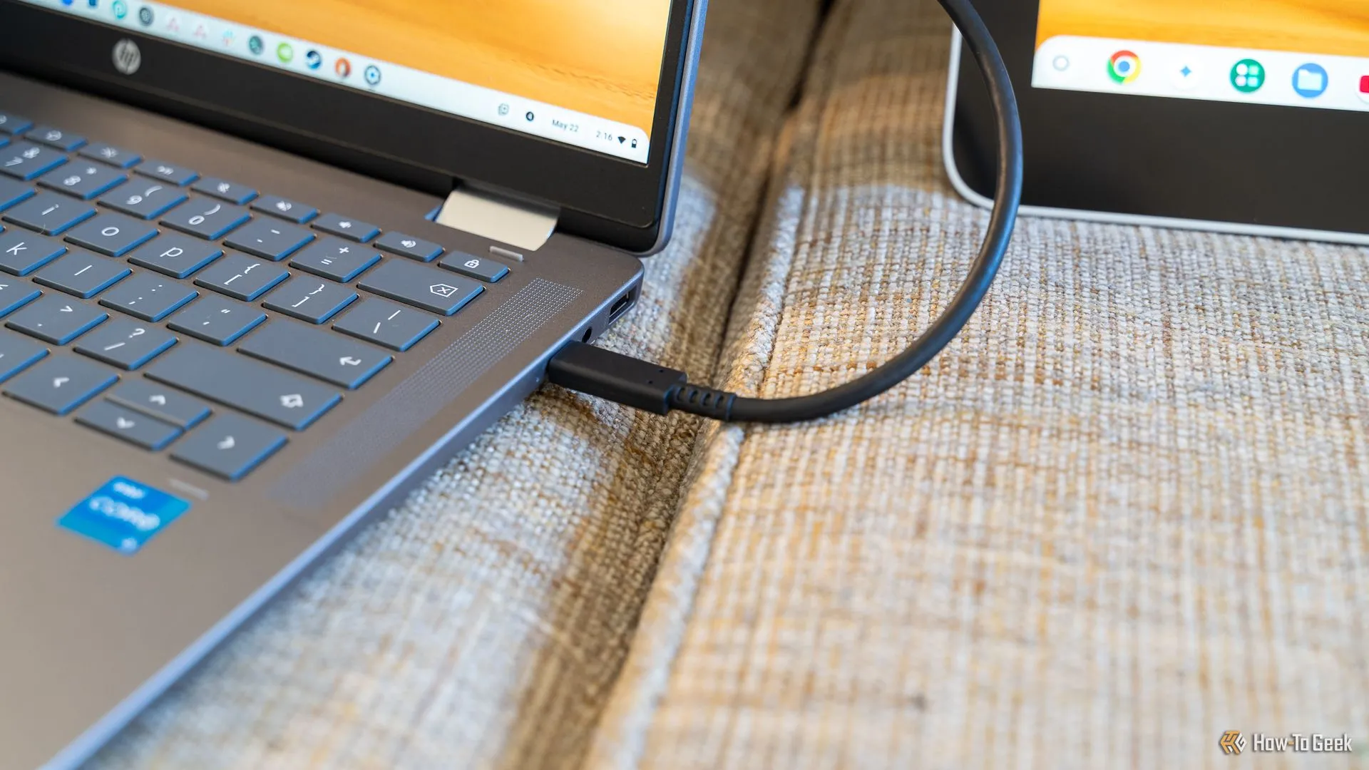 Cáp USB-C kết nối Chromebook và bảng vẽ Wacom, minh họa vai trò của bus truyền dữ liệu.