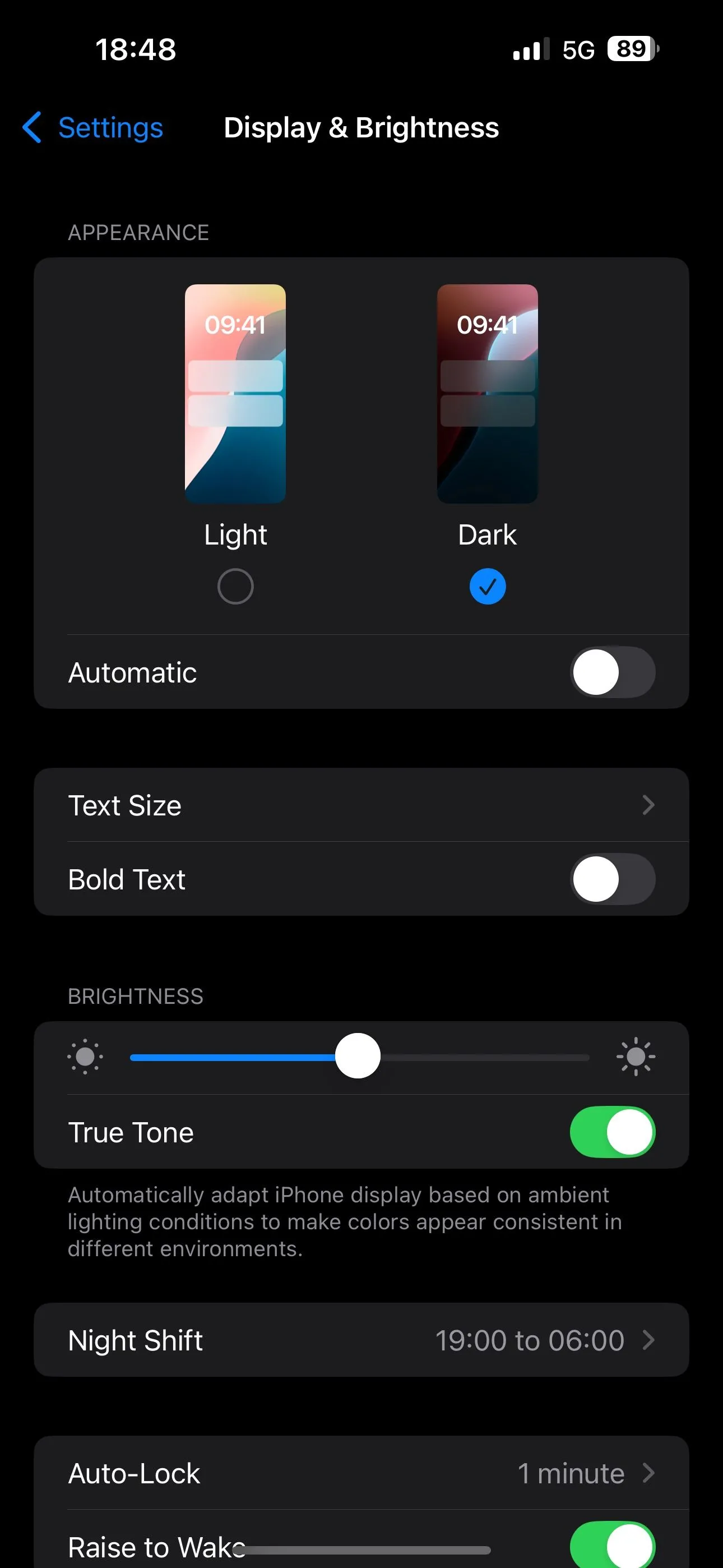 Chọn giao diện tối trong cài đặt Màn hình và Độ sáng của iPhone