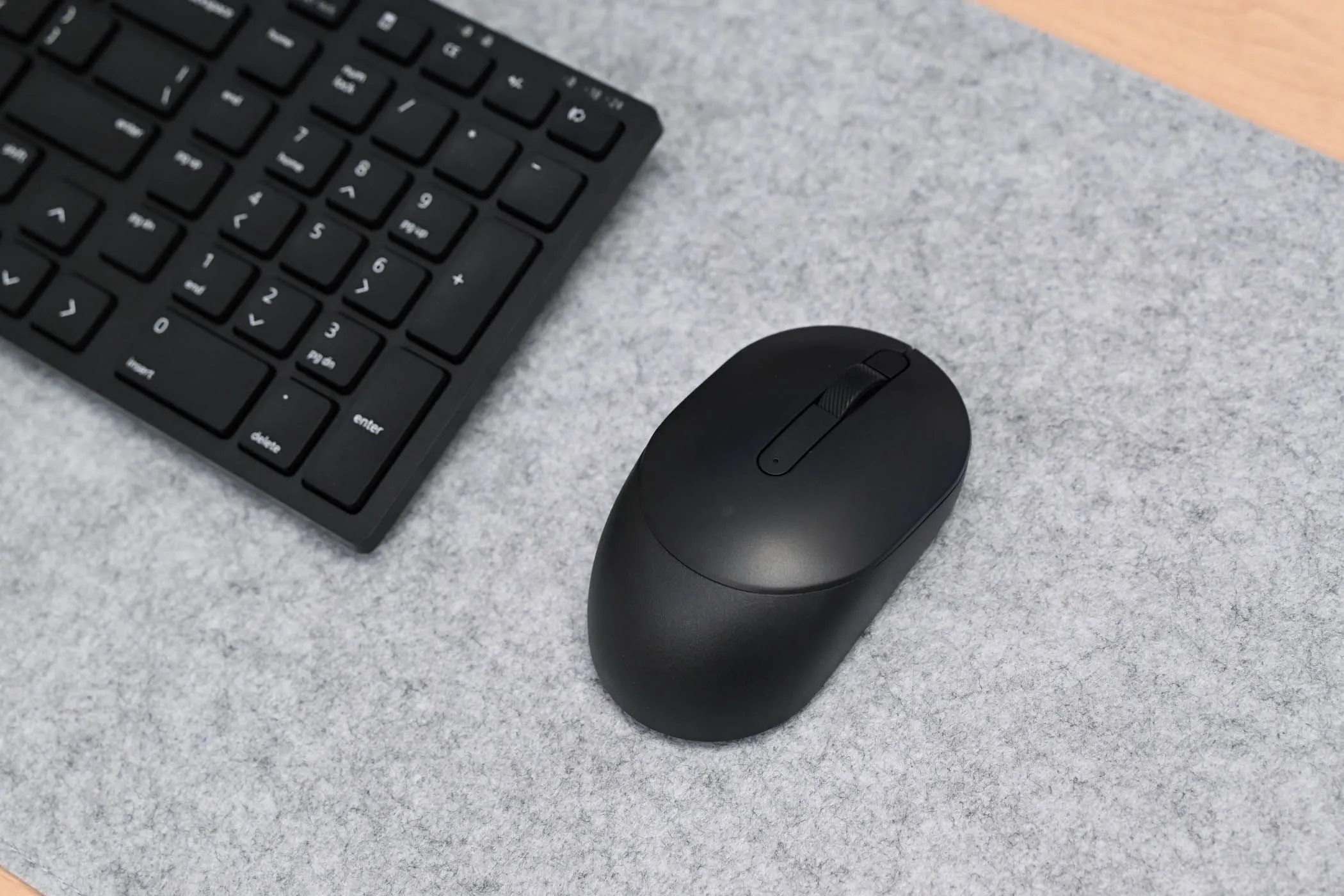 Chuột Dell Silent Mouse cạnh bàn phím Dell Silent (KM555), bộ đôi phụ kiện Bluetooth giúp tối ưu trải nghiệm điều khiển khi biến điện thoại thành máy tính.
