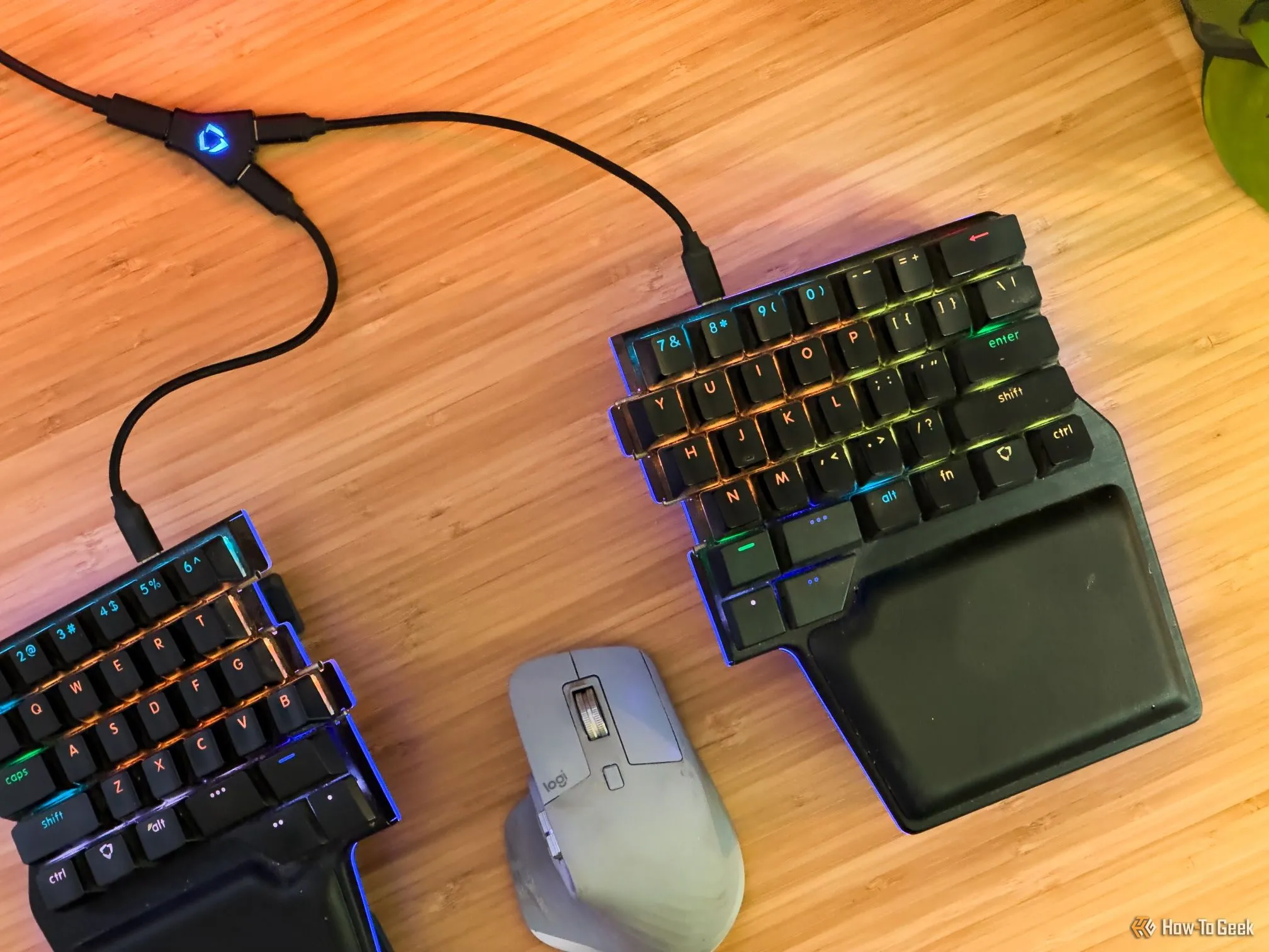 Chuột Logitech MX Master 3 kết hợp với bàn phím Dygma Raise, minh họa loại phần cứng cao cấp có thể gặp vấn đề tương thích tính năng trên Linux.