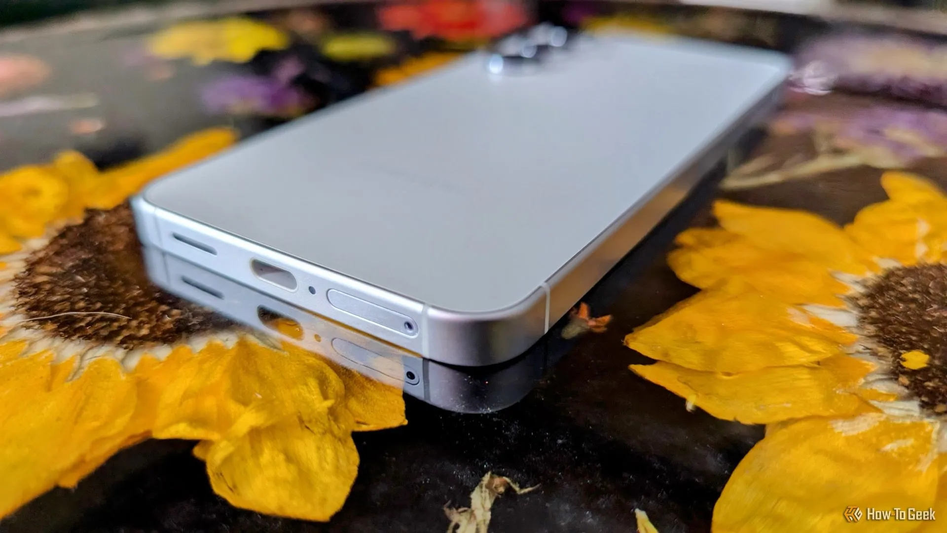 Cổng USB-C trên Galaxy S25 đảm bảo kết nối nhanh chóng.