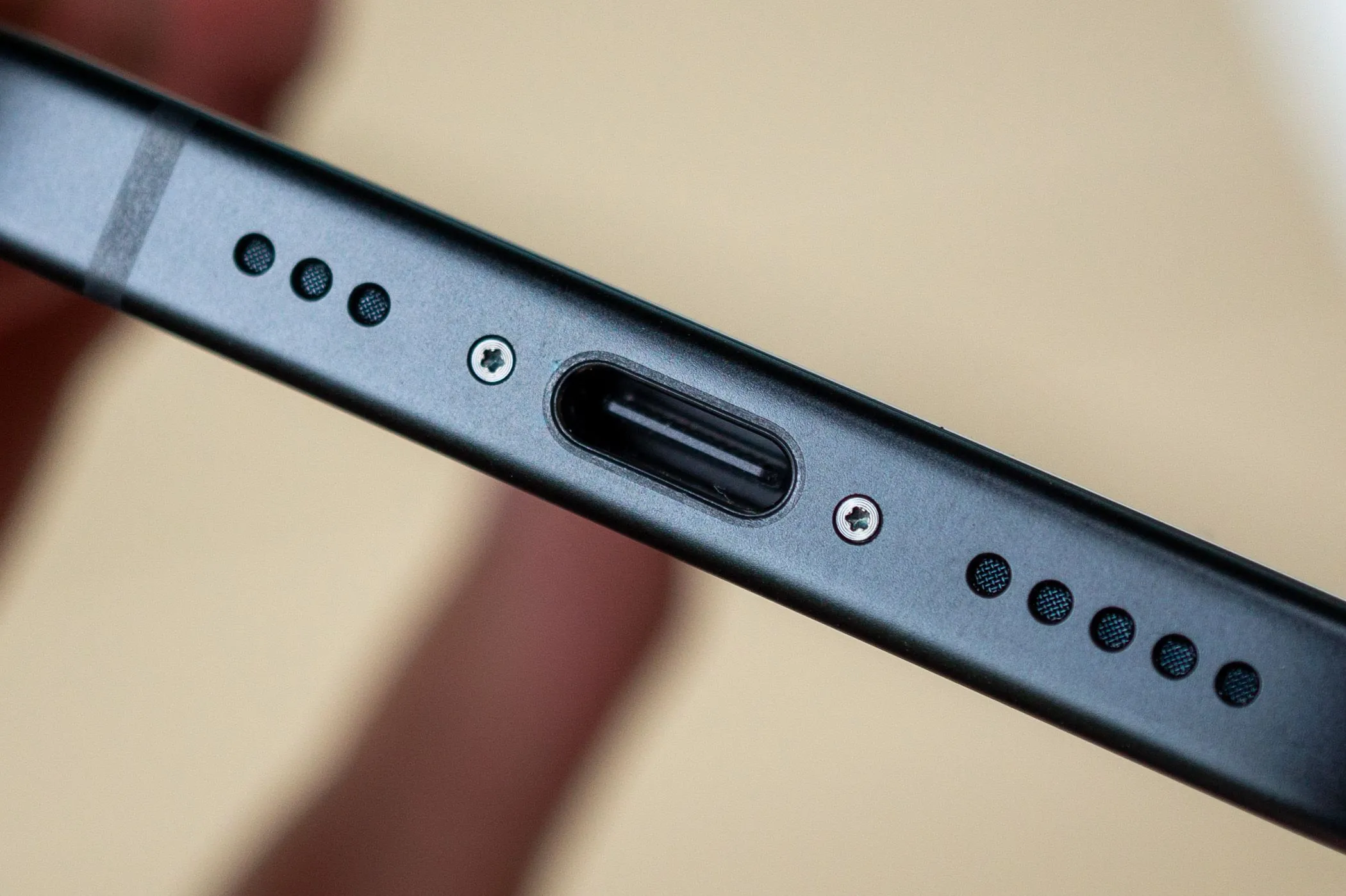 Cổng USB Type-C trên iPhone 15, minh họa cho việc Apple dần áp dụng công nghệ sạc nhanh và kết nối tiêu chuẩn