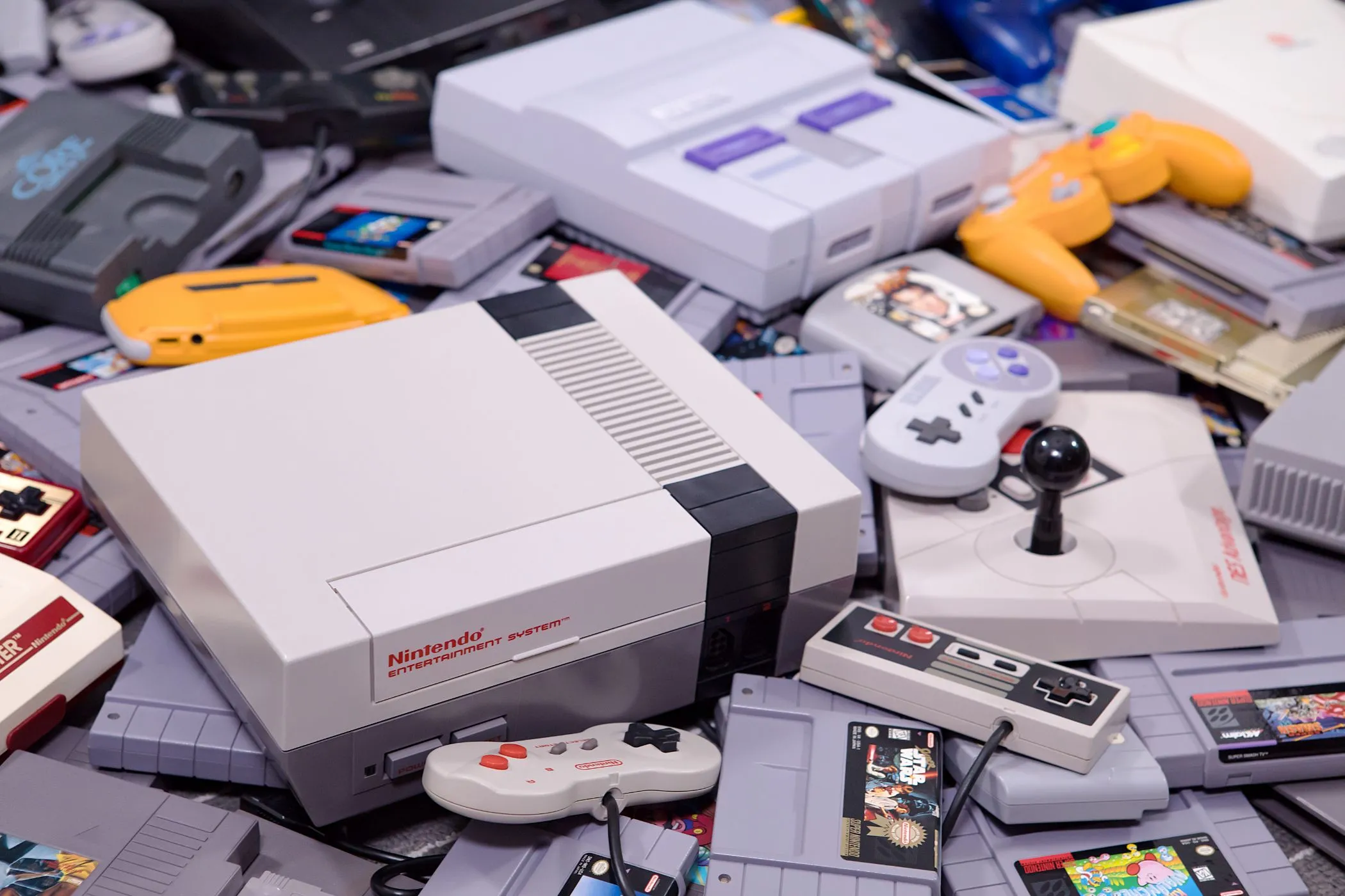 Console NES và SNES cùng băng game và tay cầm cổ điển