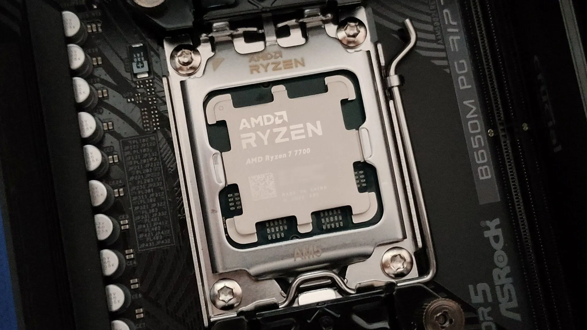 CPU AMD Ryzen 7 7700 trên socket AM5 và bo mạch chủ ASRock B650M