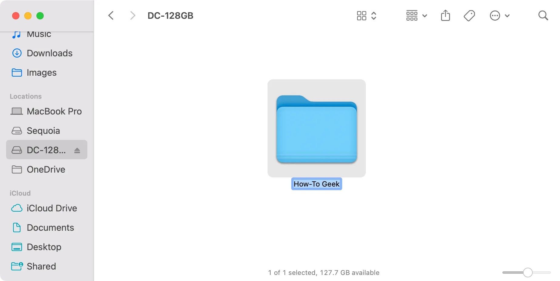 Cửa sổ Finder trên macOS Sequoia 15.3 hiển thị thư mục &quot;How-To Geek&quot; vừa được tạo.