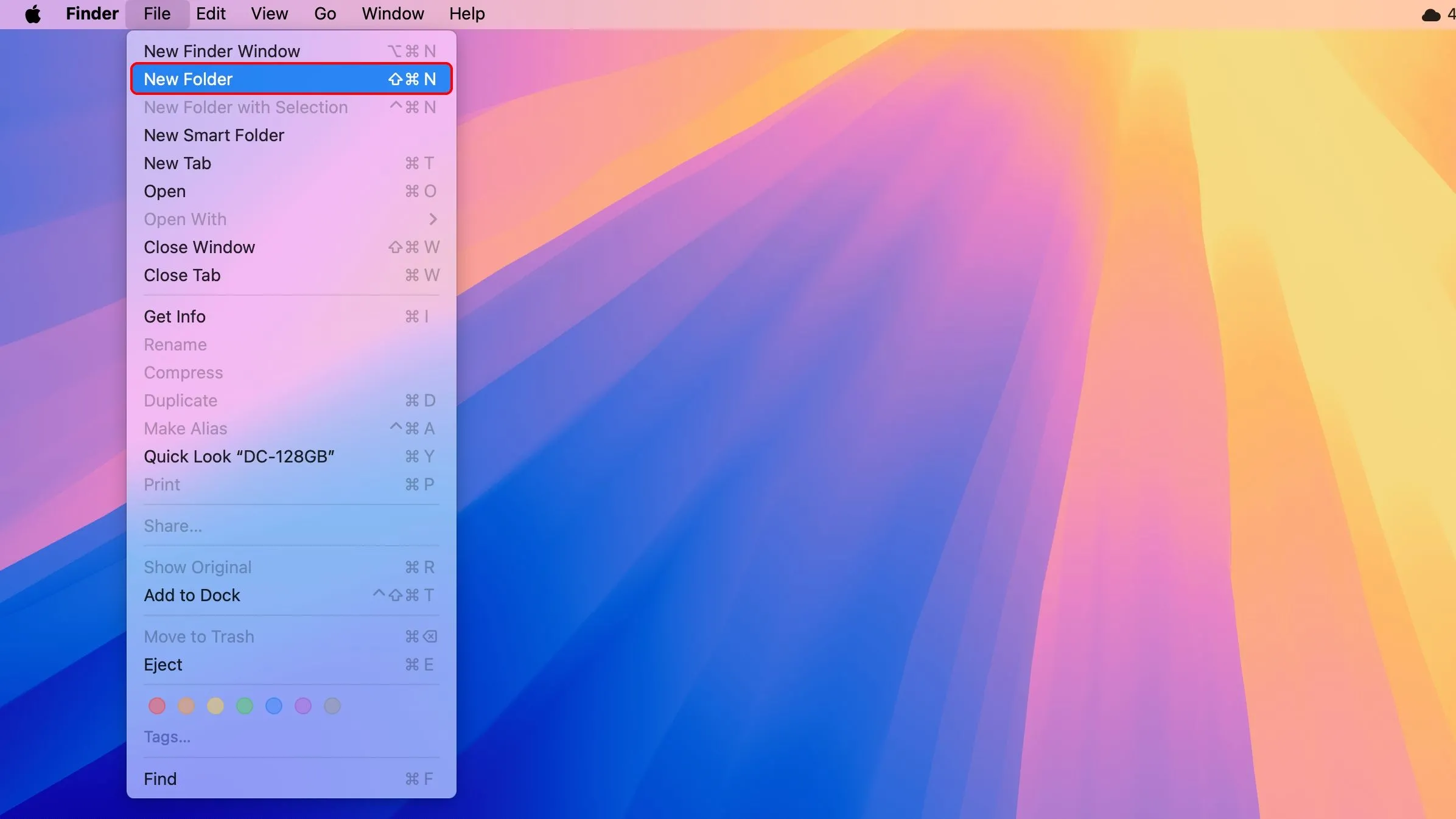 Cửa sổ Finder trên macOS Sequoia 15.3 với menu Tệp đang mở và tùy chọn &quot;Thư mục Mới&quot; được tô sáng.