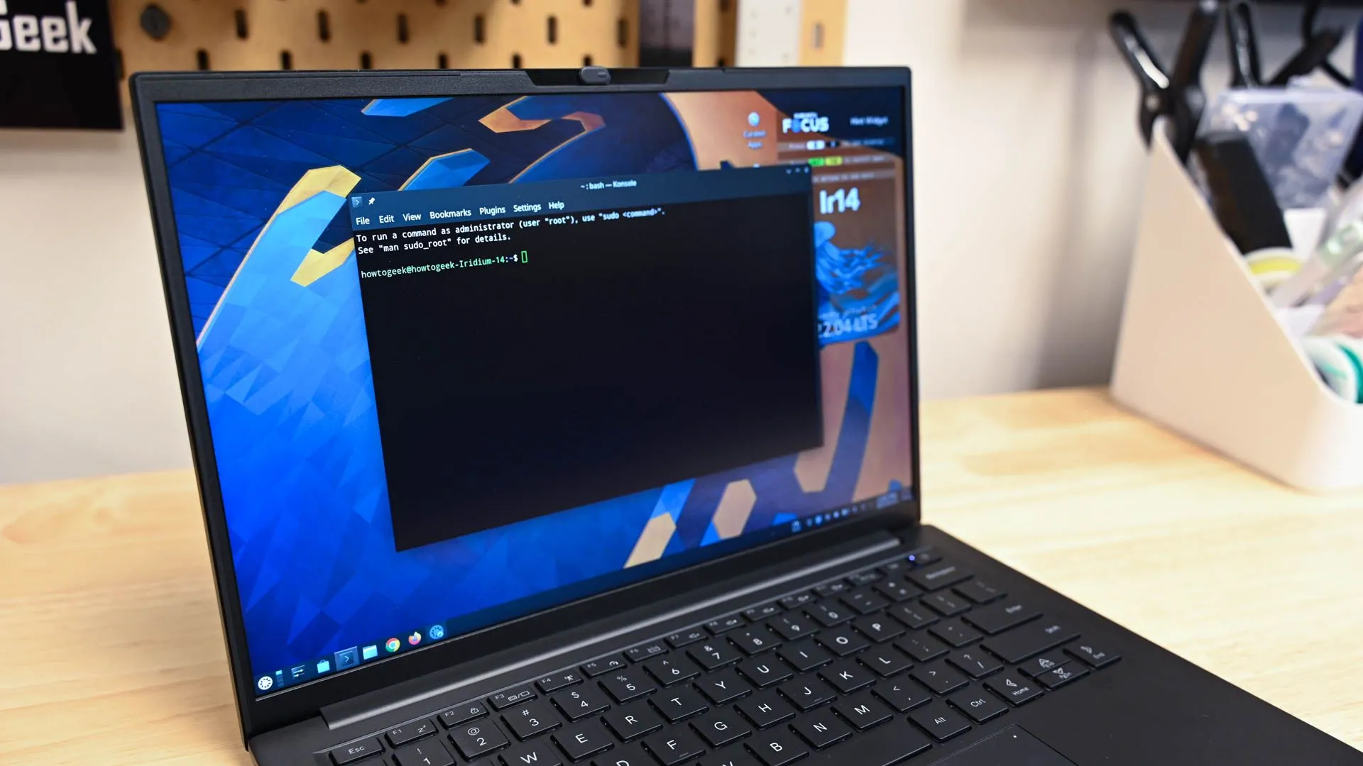 Cửa sổ Terminal Konsole mở trên laptop Kubuntu Focus Ir14 Linux.