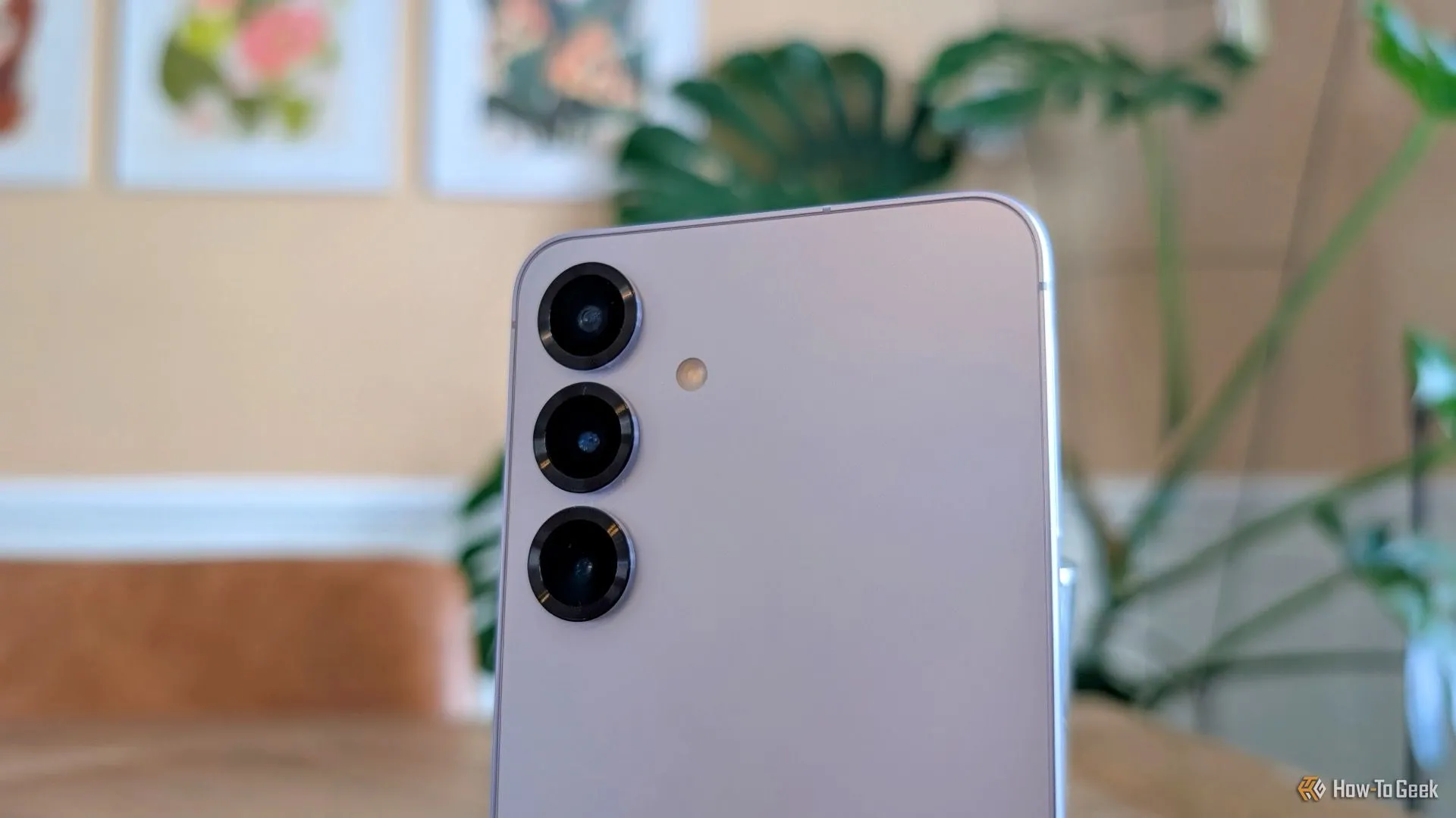 Cụm ba camera sau của Samsung Galaxy S25.