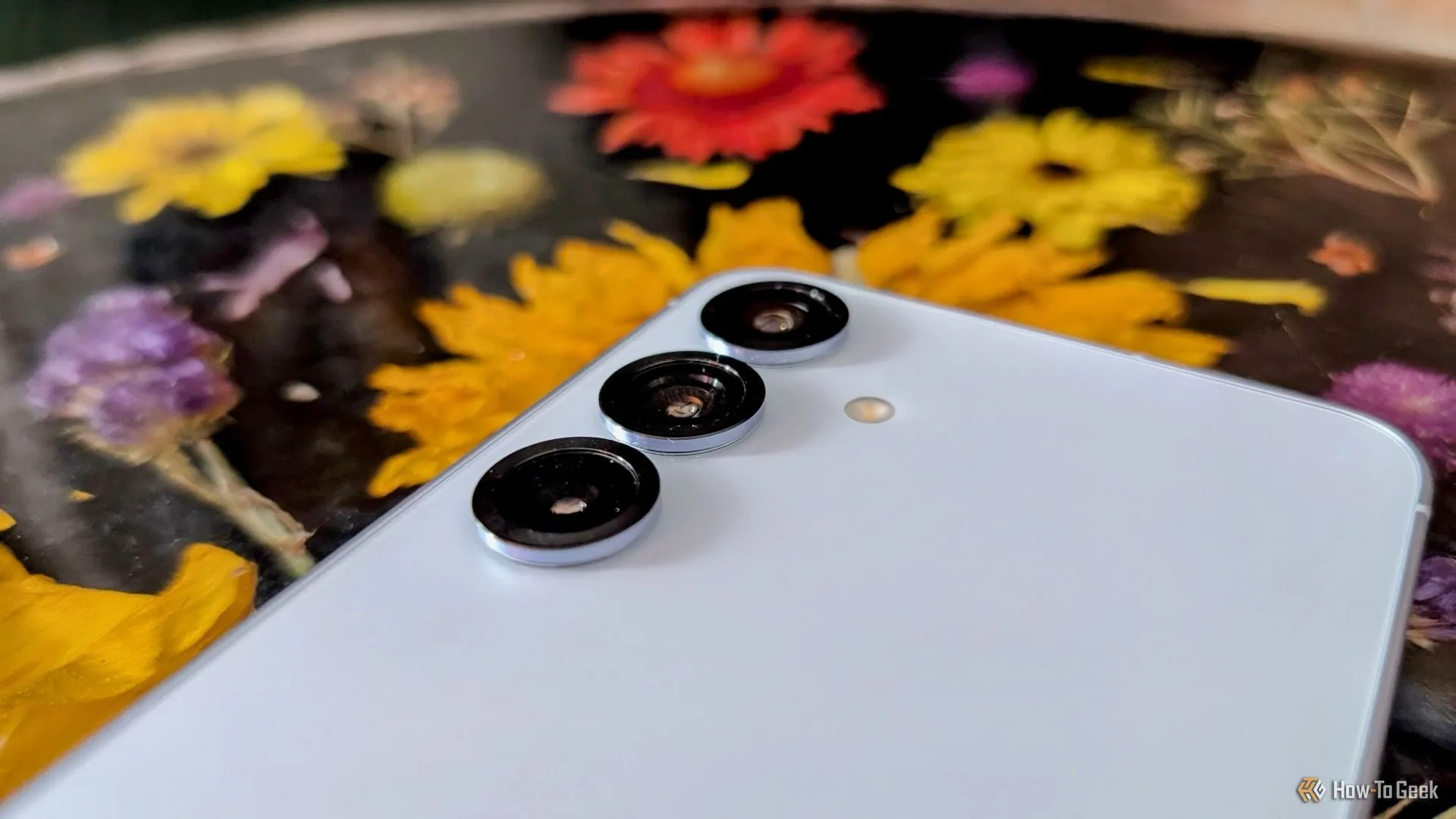 Cụm camera sau của Galaxy S25 với thiết kế tối giản.