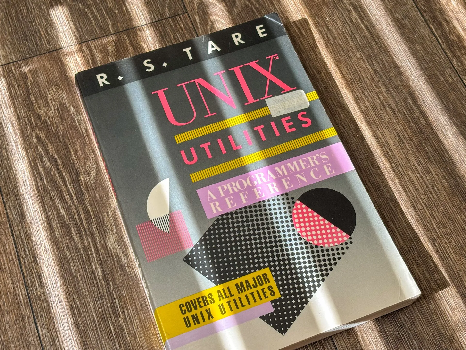 Cuốn sách "UNIX Utilities: A Programmer’s Reference" xuất bản năm 1987, minh họa cho sự bền vững của các lệnh terminal Linux và Unix qua nhiều thập kỷ.