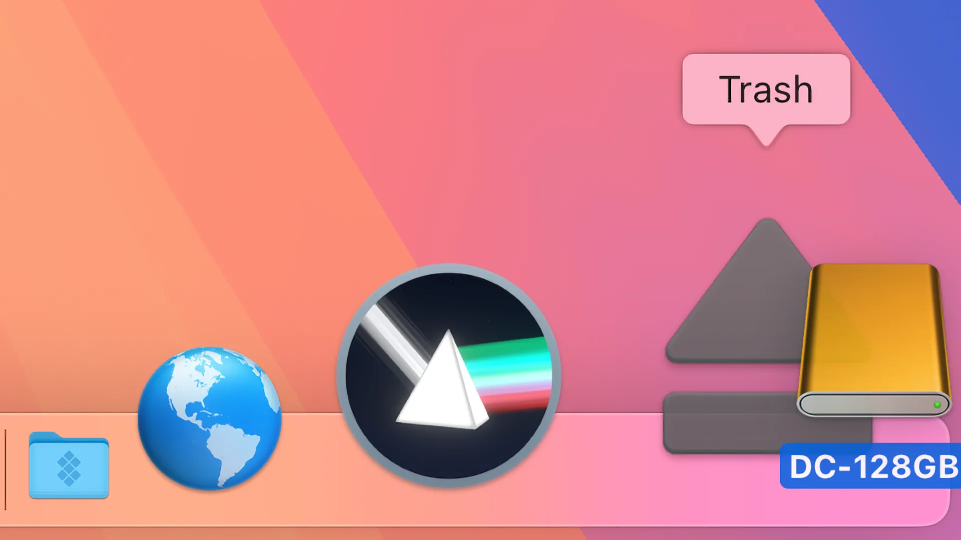 Đẩy ổ đĩa ngoài trên macOS Sequoia 15.3 bằng cách kéo biểu tượng của nó vào biểu tượng Thùng rác trên Dock.