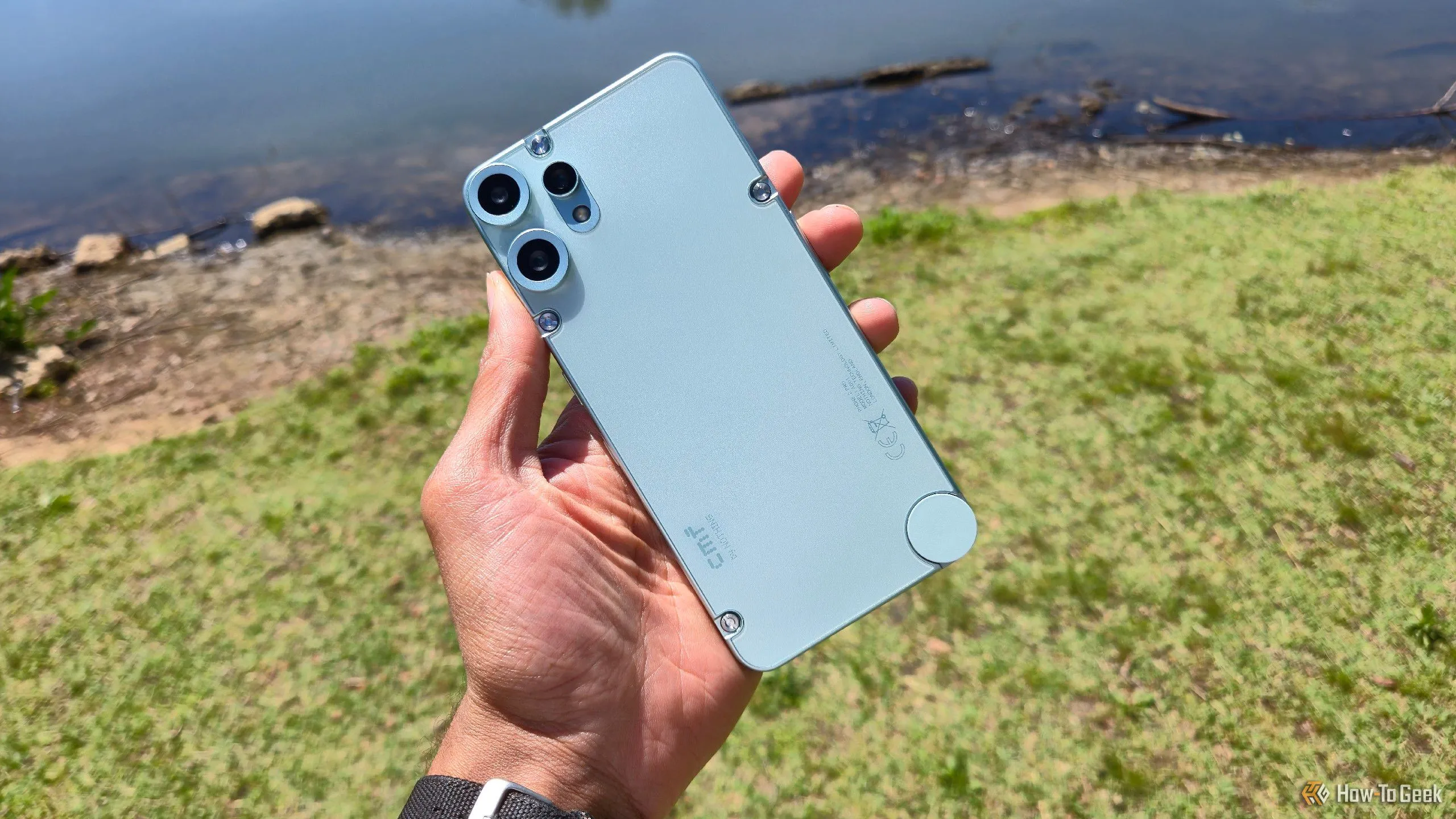 Điện thoại CMF Phone 2 Pro với thiết kế tối giản, đặt cạnh hồ nước