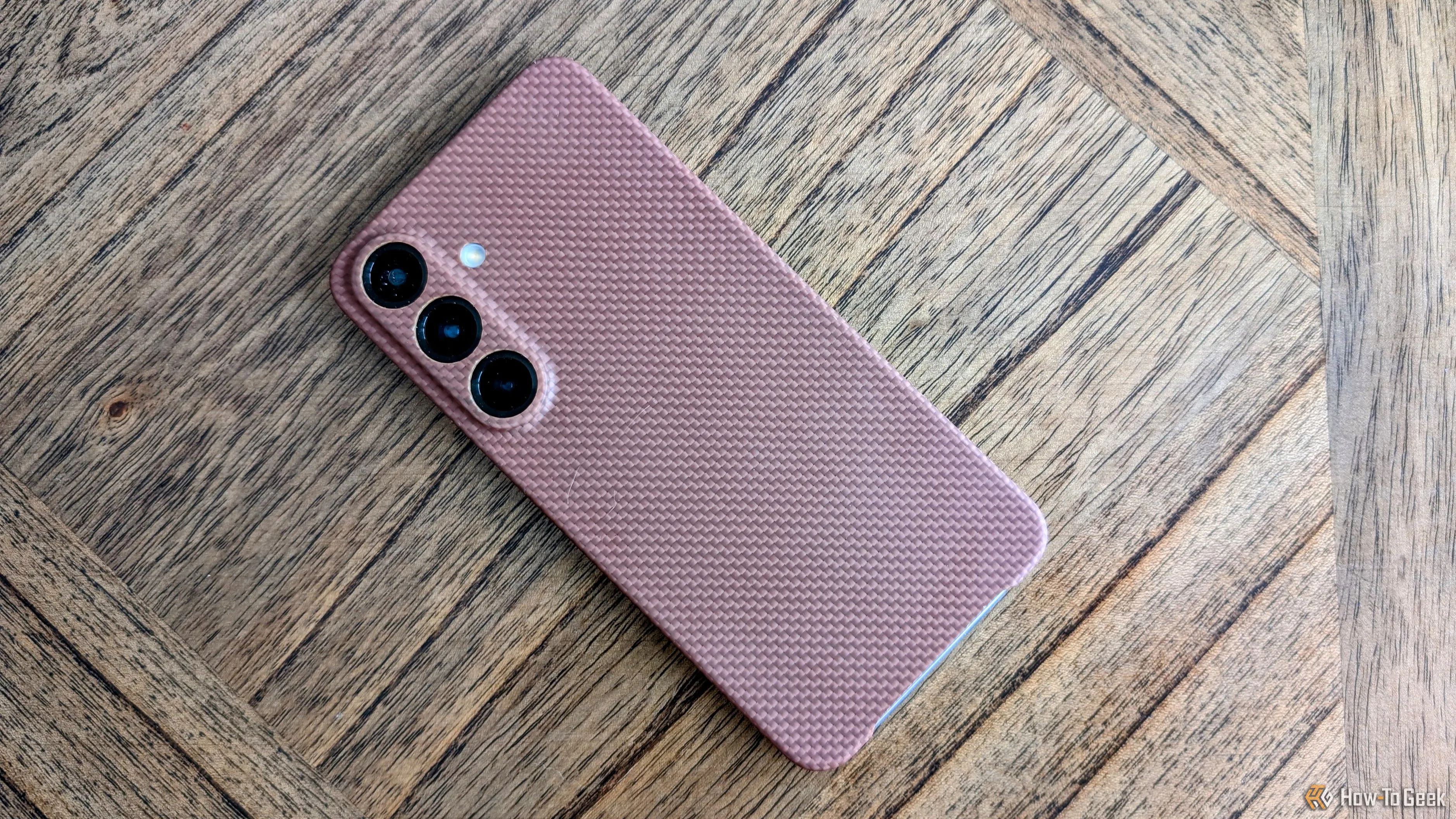 Điện thoại Galaxy S25 trong ốp lưng bảo vệ mỏng nhẹ.