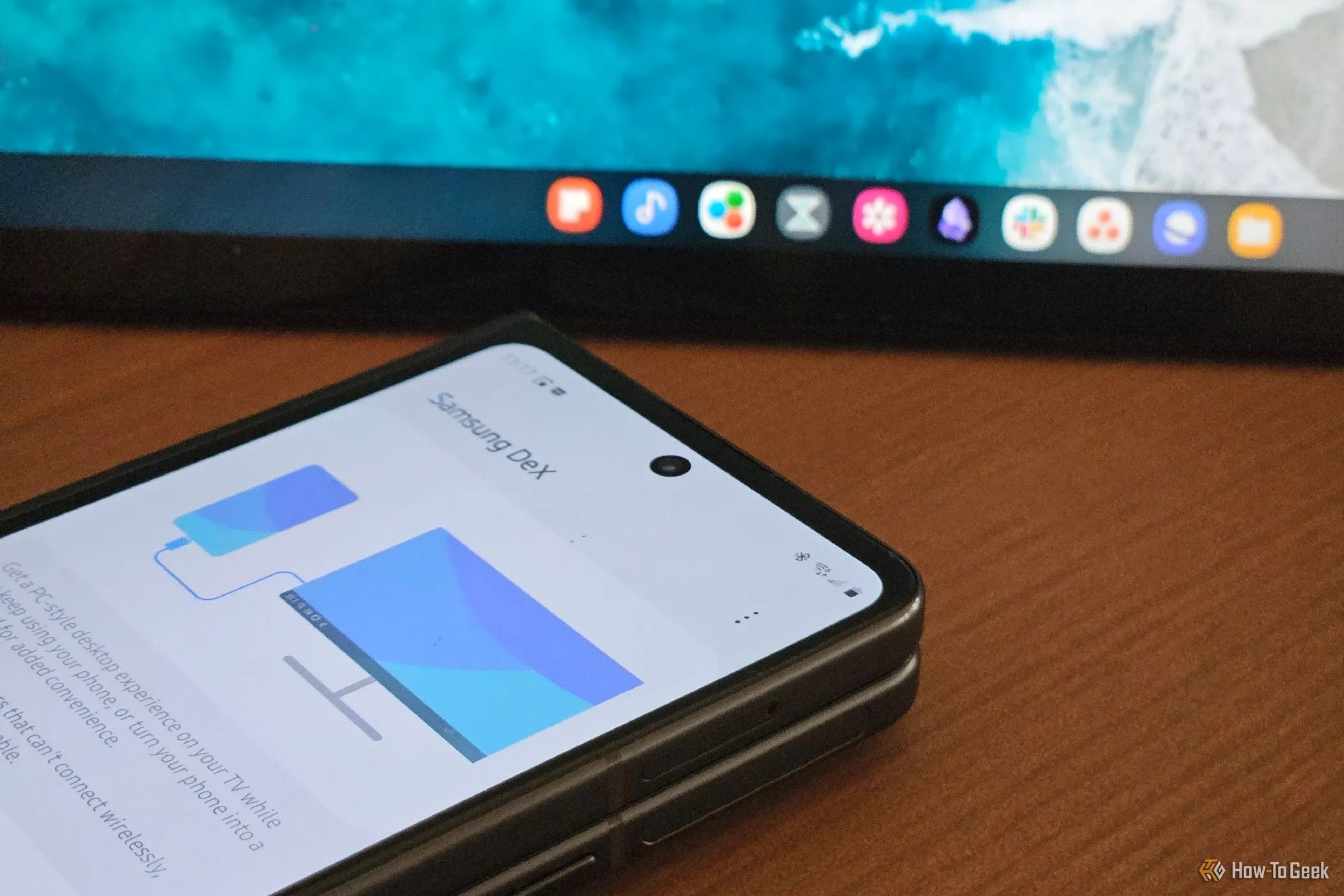 Điện thoại Galaxy Z Fold 5 khởi động Samsung DeX trên lapdock