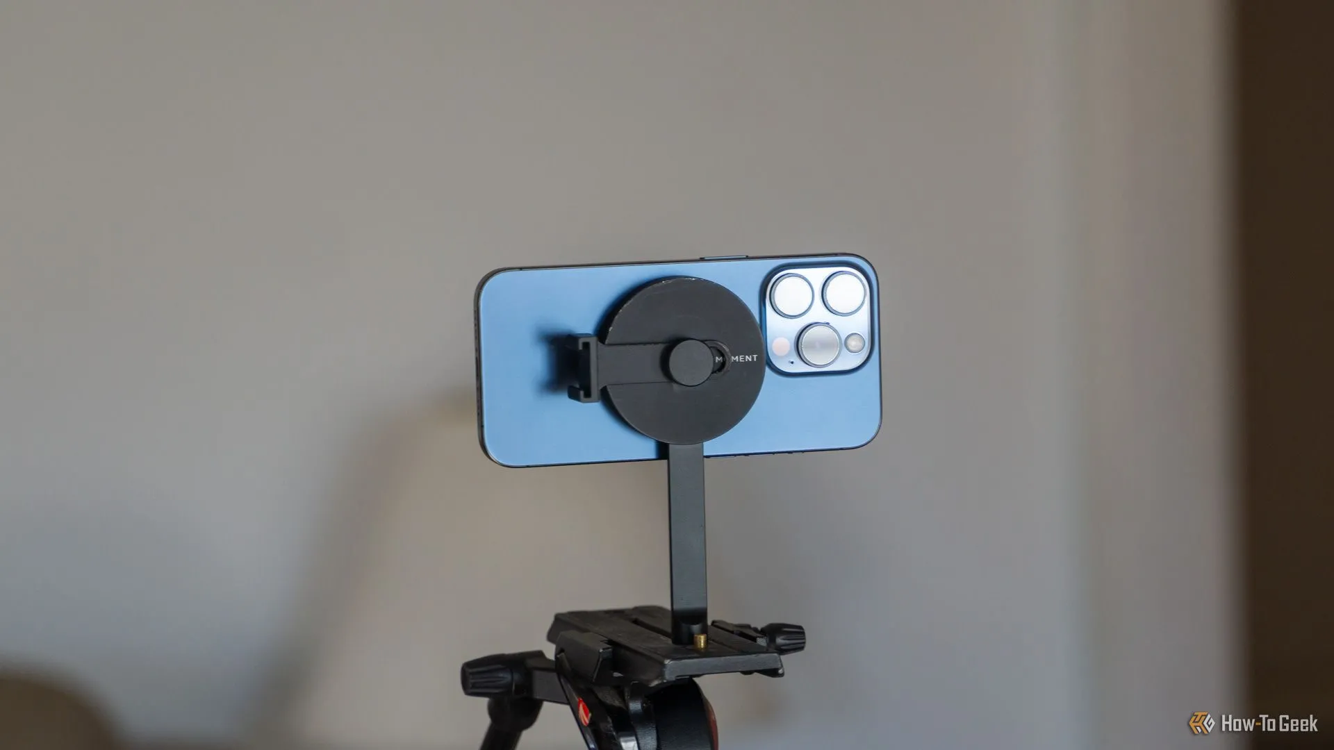 Điện thoại iPhone gắn trên chân máy tripod MagSafe để quay video ổn định