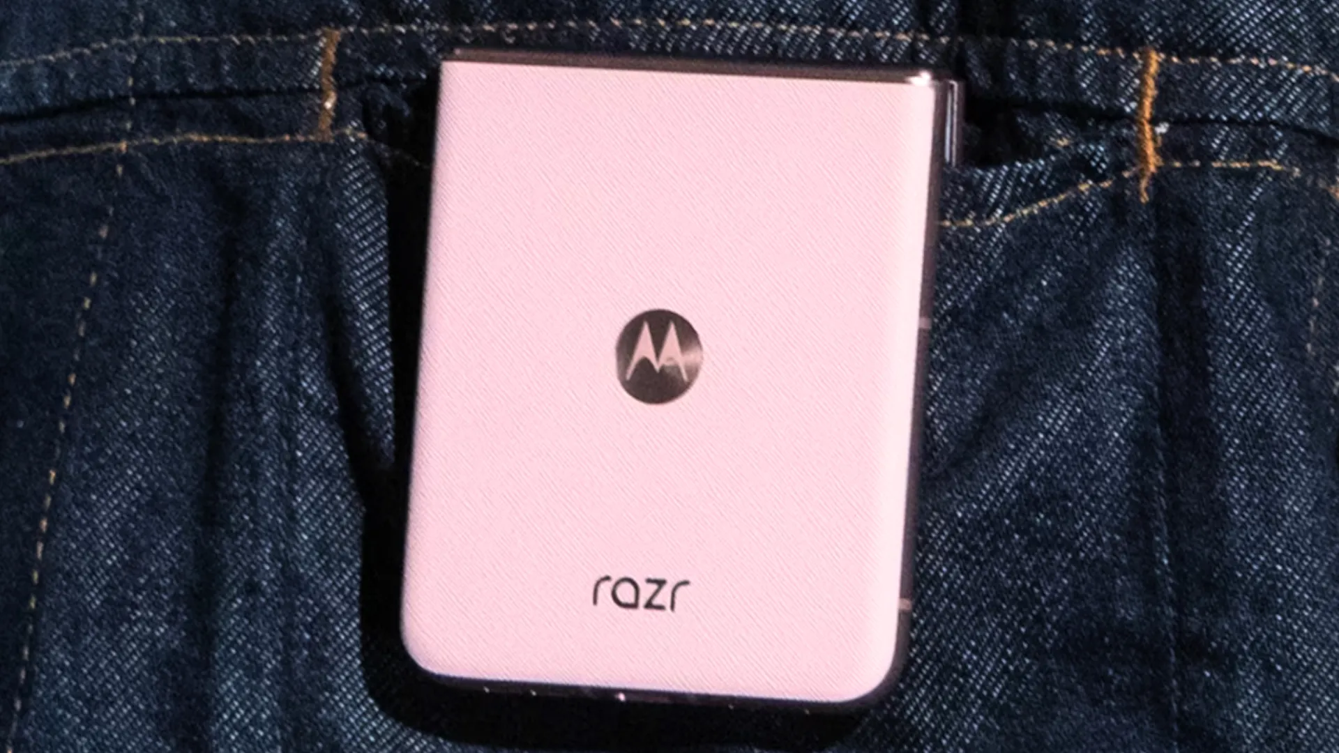 Điện thoại Motorola Razr 2025 màu hồng Parfait với mặt lưng giả da