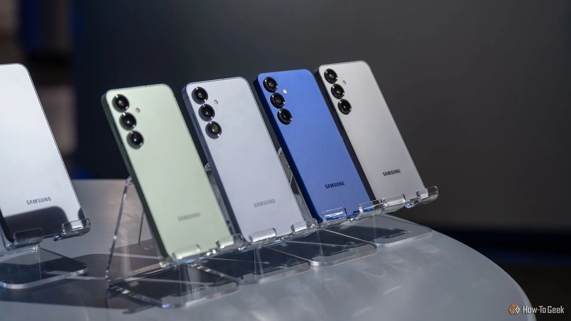 Điện thoại Samsung Galaxy S25 được trưng bày với nhiều tùy chọn màu sắc khác nhau, thể hiện sự đa dạng màu của Galaxy S25 Plus.